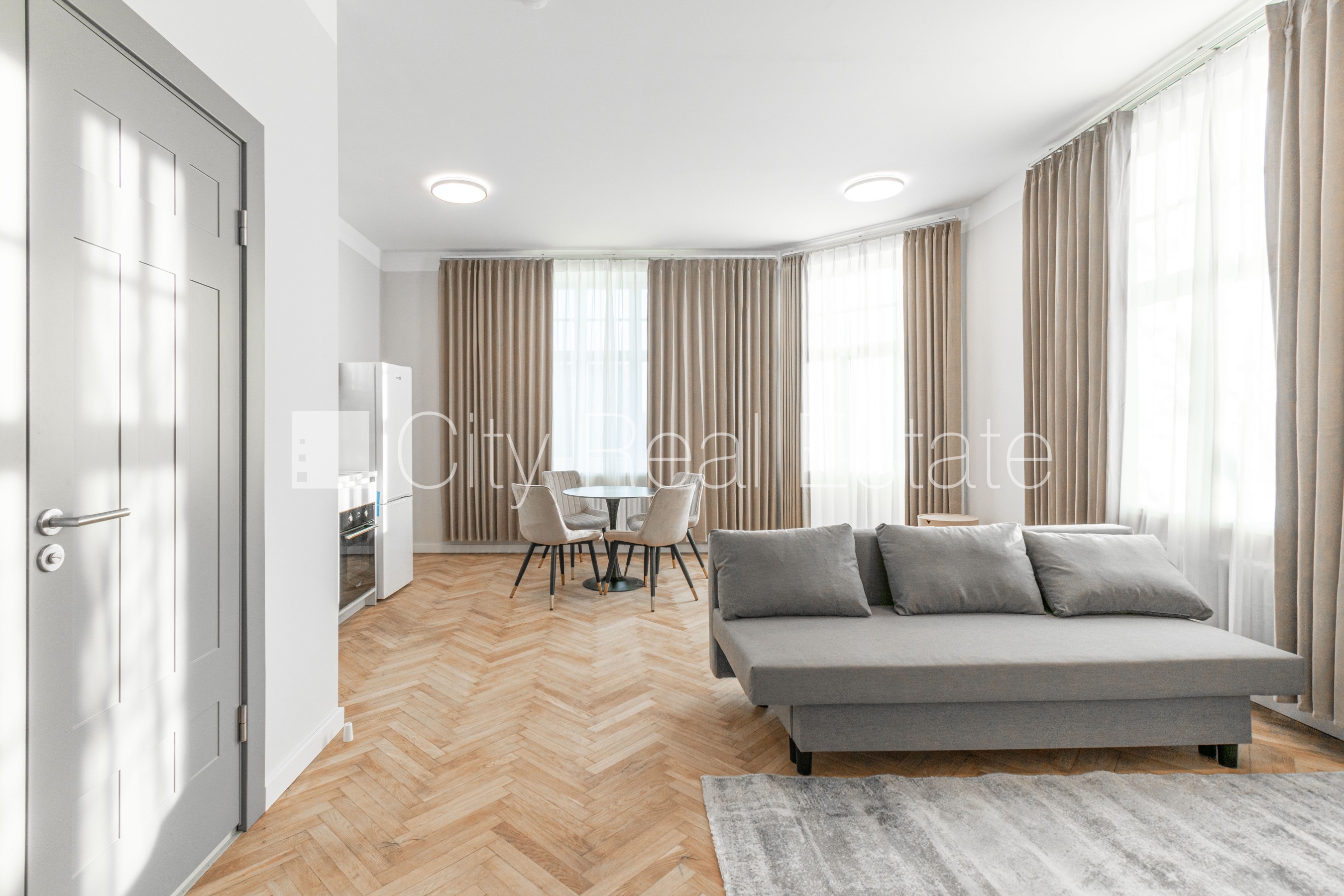 Sludinājumi. Fasādes māja, renovēta māja, slēgts pagalms, ieeja no ielas, ir lifts, kāpņu telpa pēc kapitālā Cena: 550 EUR/mēn Foto #1