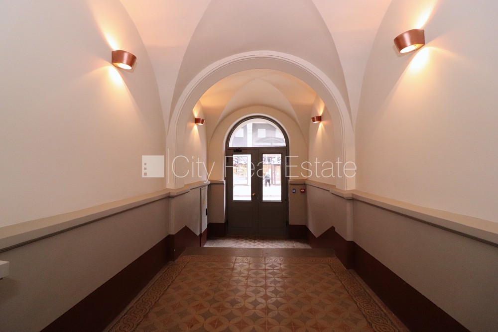 Sludinājumi. Fasādes māja, renovēta māja, ieeja no ielas, ir lifts, kāpņu telpa pēc kapitālā remonta, logi Cena: 750 EUR/mēn Foto #14