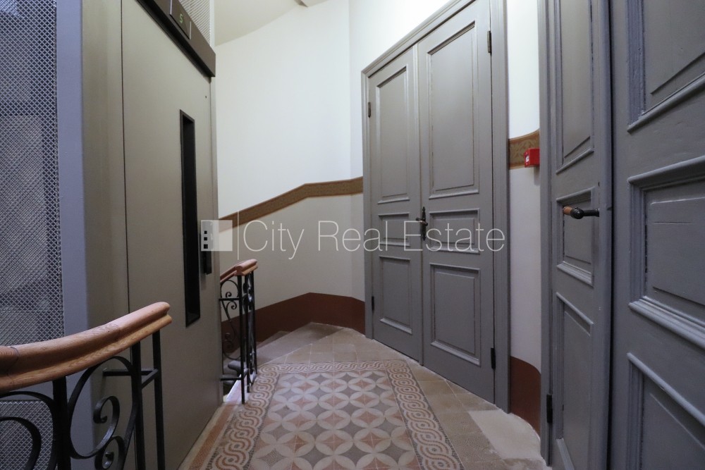 Sludinājumi. Fasādes māja, renovēta māja, ieeja no ielas, ir lifts, kāpņu telpa pēc kapitālā remonta, logi Cena: 750 EUR/mēn Foto #11