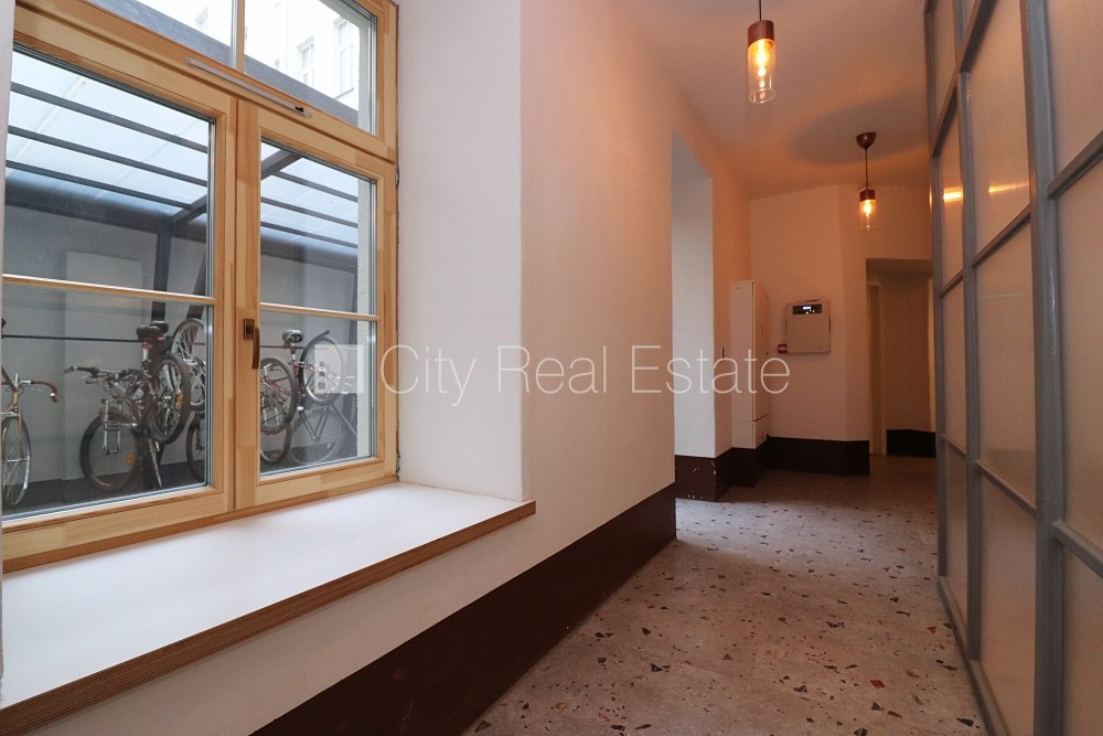 Sludinājumi. Fasādes māja, renovēta māja, ieeja no ielas, ir lifts, kāpņu telpa pēc kapitālā remonta, logi Cena: 750 EUR/mēn Foto #12