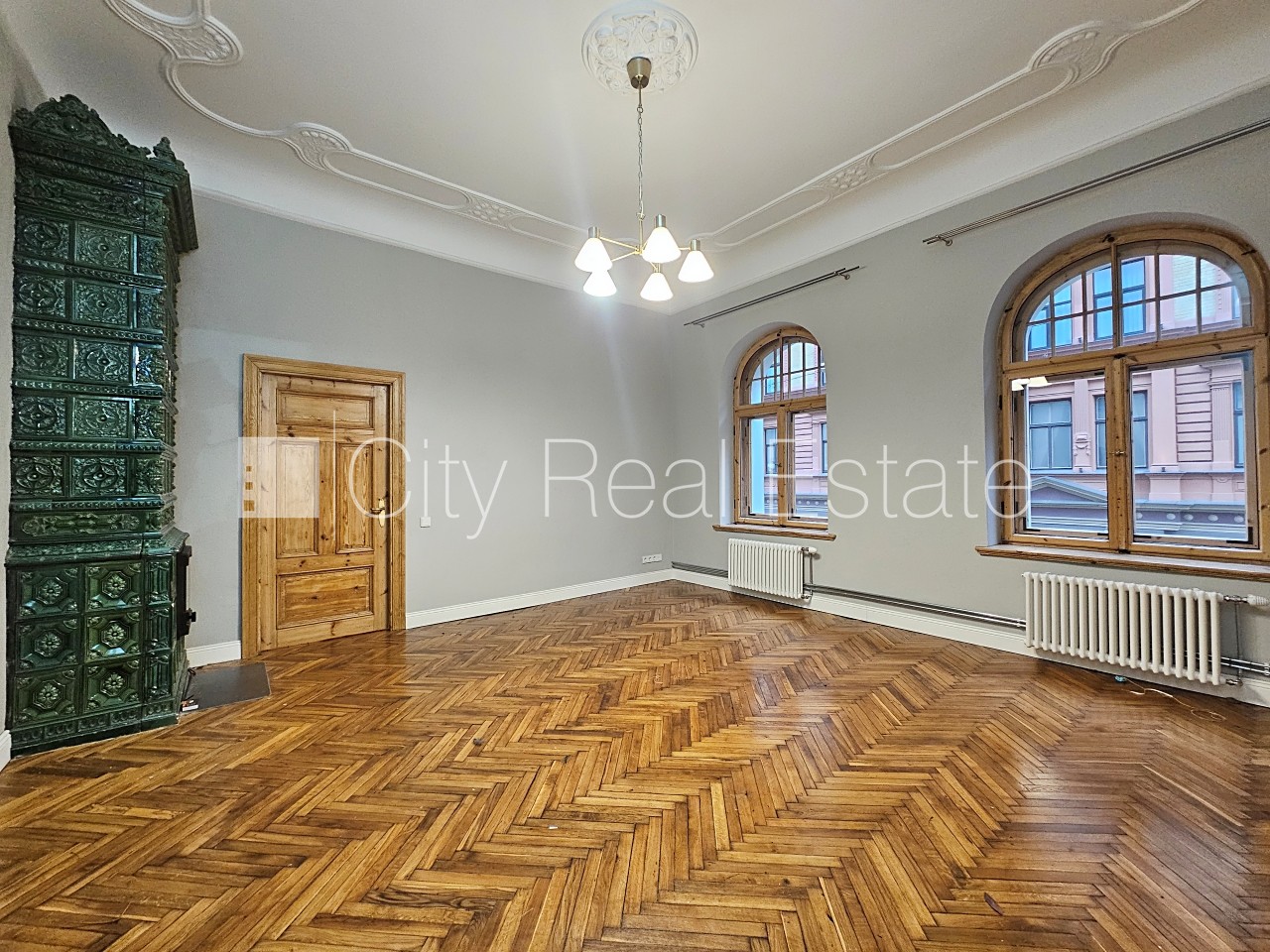 Sludinājumi. Fasādes māja, renovēta māja, ieeja no ielas, ir lifts, kāpņu telpa pēc kapitālā remonta, logi Cena: 750 EUR/mēn Foto #2