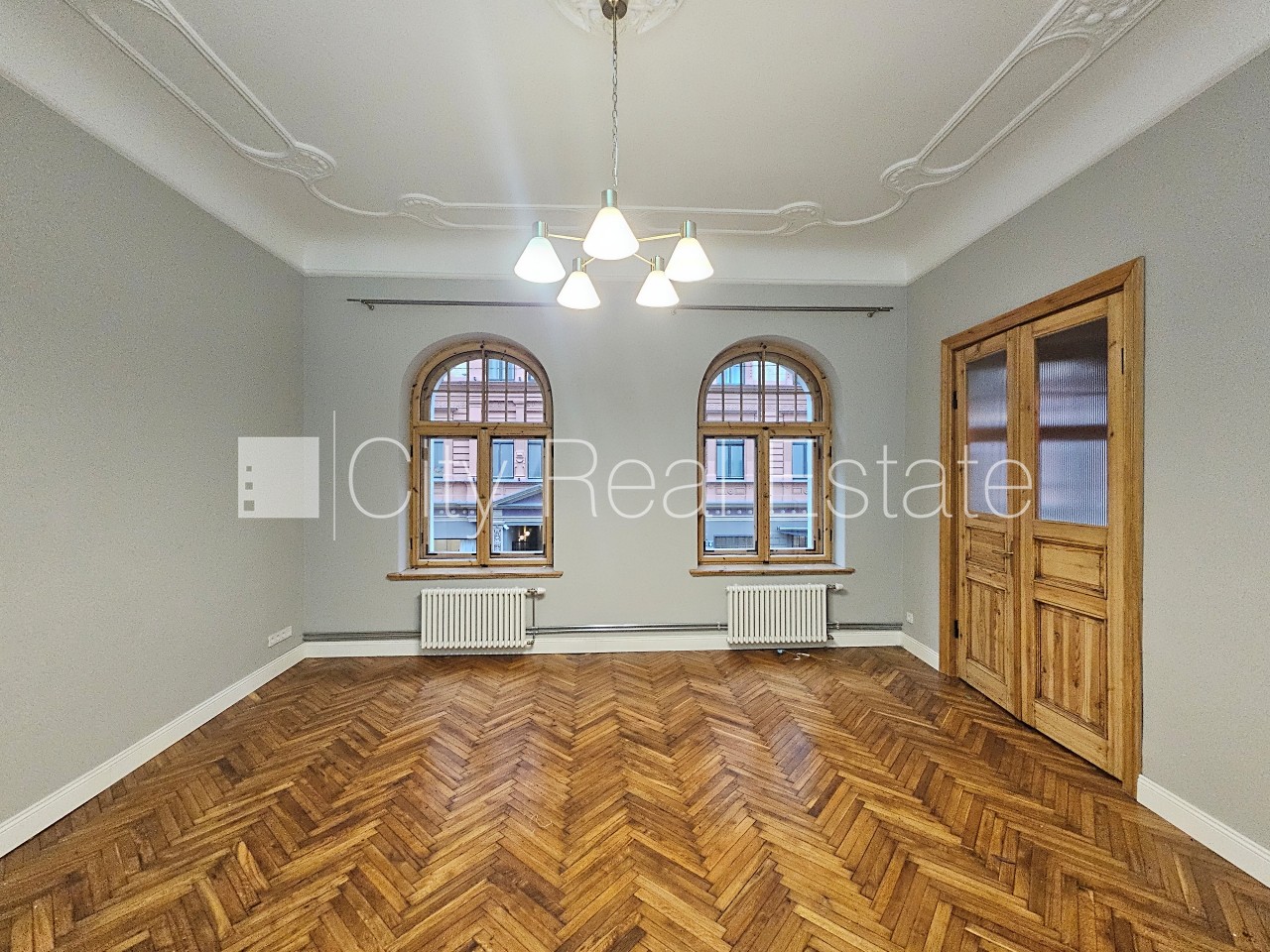 Sludinājumi. Fasādes māja, renovēta māja, ieeja no ielas, ir lifts, kāpņu telpa pēc kapitālā remonta, logi Cena: 750 EUR/mēn Foto #3