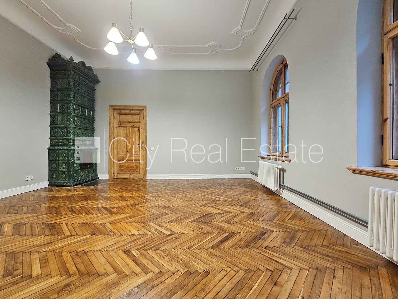 Sludinājumi. Fasādes māja, renovēta māja, ieeja no ielas, ir lifts, kāpņu telpa pēc kapitālā remonta, logi Cena: 750 EUR/mēn Foto #4