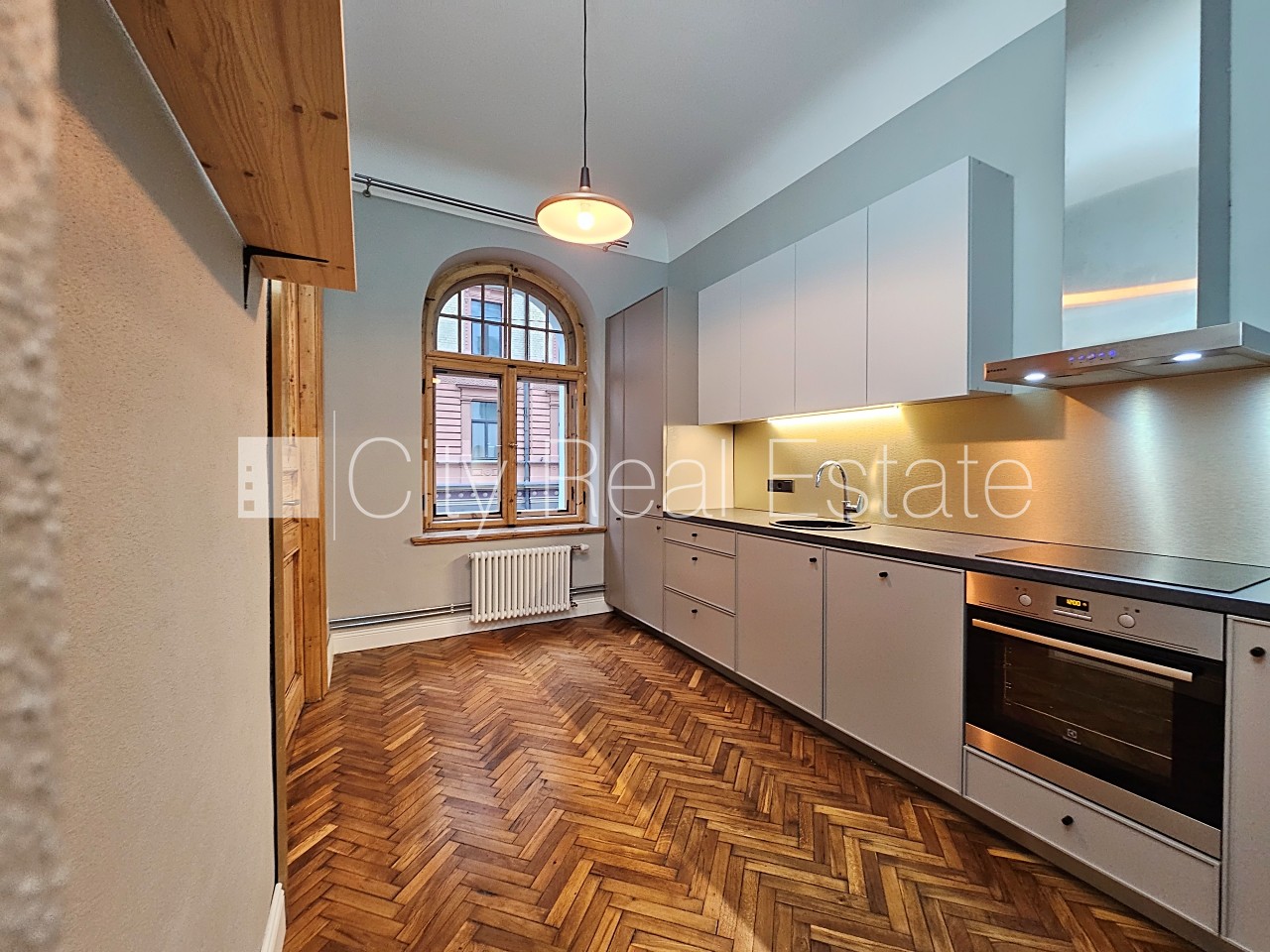 Sludinājumi. Fasādes māja, renovēta māja, ieeja no ielas, ir lifts, kāpņu telpa pēc kapitālā remonta, logi Cena: 750 EUR/mēn Foto #5