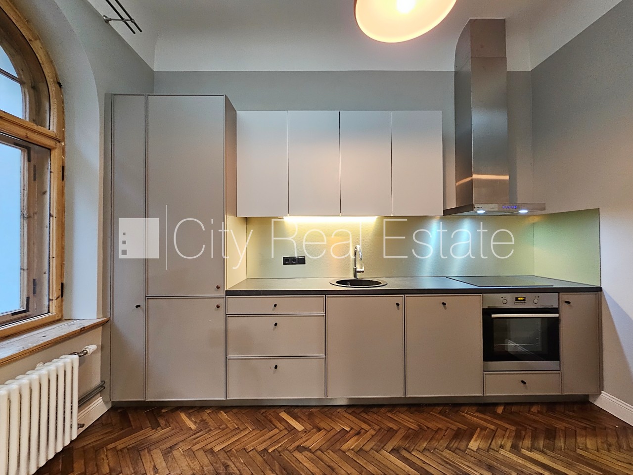 Sludinājumi. Fasādes māja, renovēta māja, ieeja no ielas, ir lifts, kāpņu telpa pēc kapitālā remonta, logi Cena: 750 EUR/mēn Foto #6