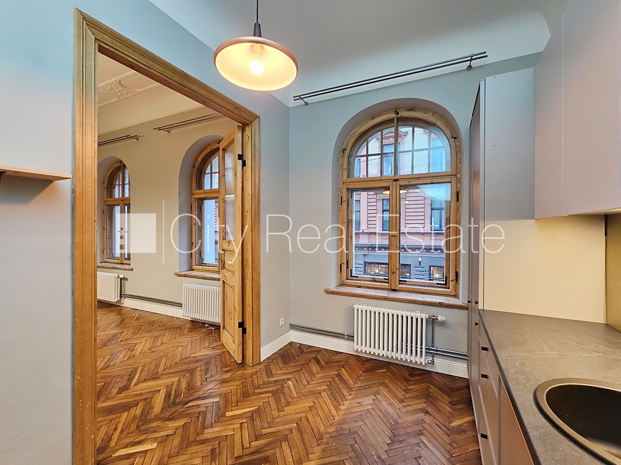 Sludinājumi. Fasādes māja, renovēta māja, ieeja no ielas, ir lifts, kāpņu telpa pēc kapitālā remonta, logi Cena: 750 EUR/mēn Foto #7