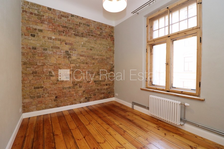 Sludinājumi. Fasādes māja, renovēta māja, ieeja no ielas, ir lifts, kāpņu telpa pēc kapitālā remonta, logi Cena: 750 EUR/mēn Foto #8