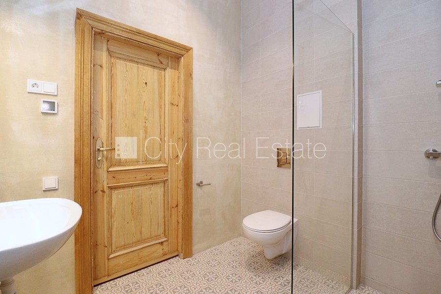 Sludinājumi. Fasādes māja, renovēta māja, ieeja no ielas, ir lifts, kāpņu telpa pēc kapitālā remonta, logi Cena: 750 EUR/mēn Foto #10