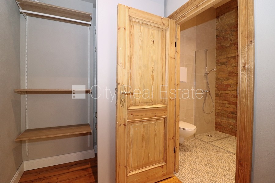 Sludinājumi. Fasādes māja, renovēta māja, ieeja no ielas, ir lifts, kāpņu telpa pēc kapitālā remonta, logi Cena: 750 EUR/mēn Foto #9