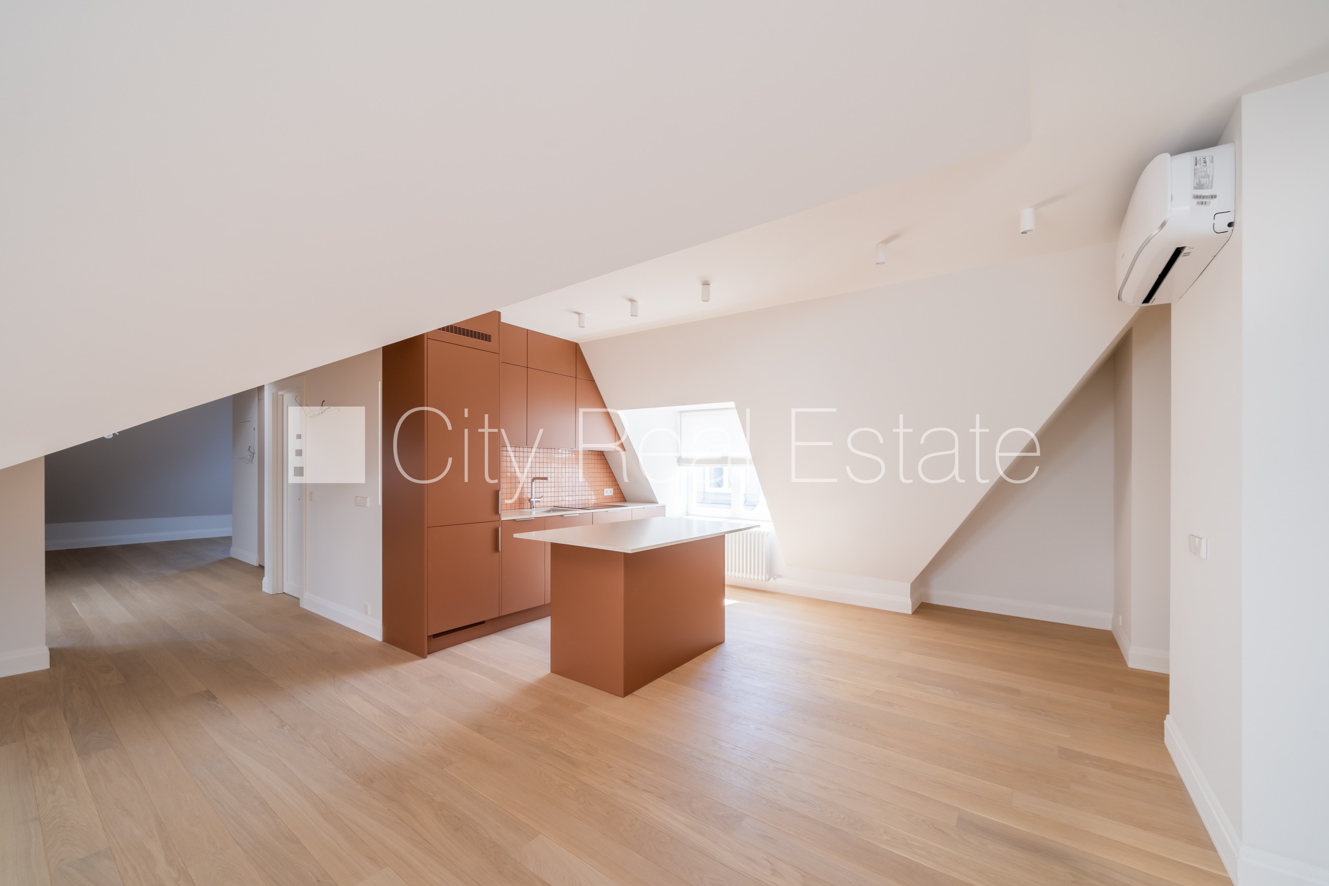 Sludinājumi. Fasādes māja, renovēta māja, labiekārtots apzaļumots pagalms, slēgts pagalms, ieeja no ielas, Cena: 355060 EUR Foto #1