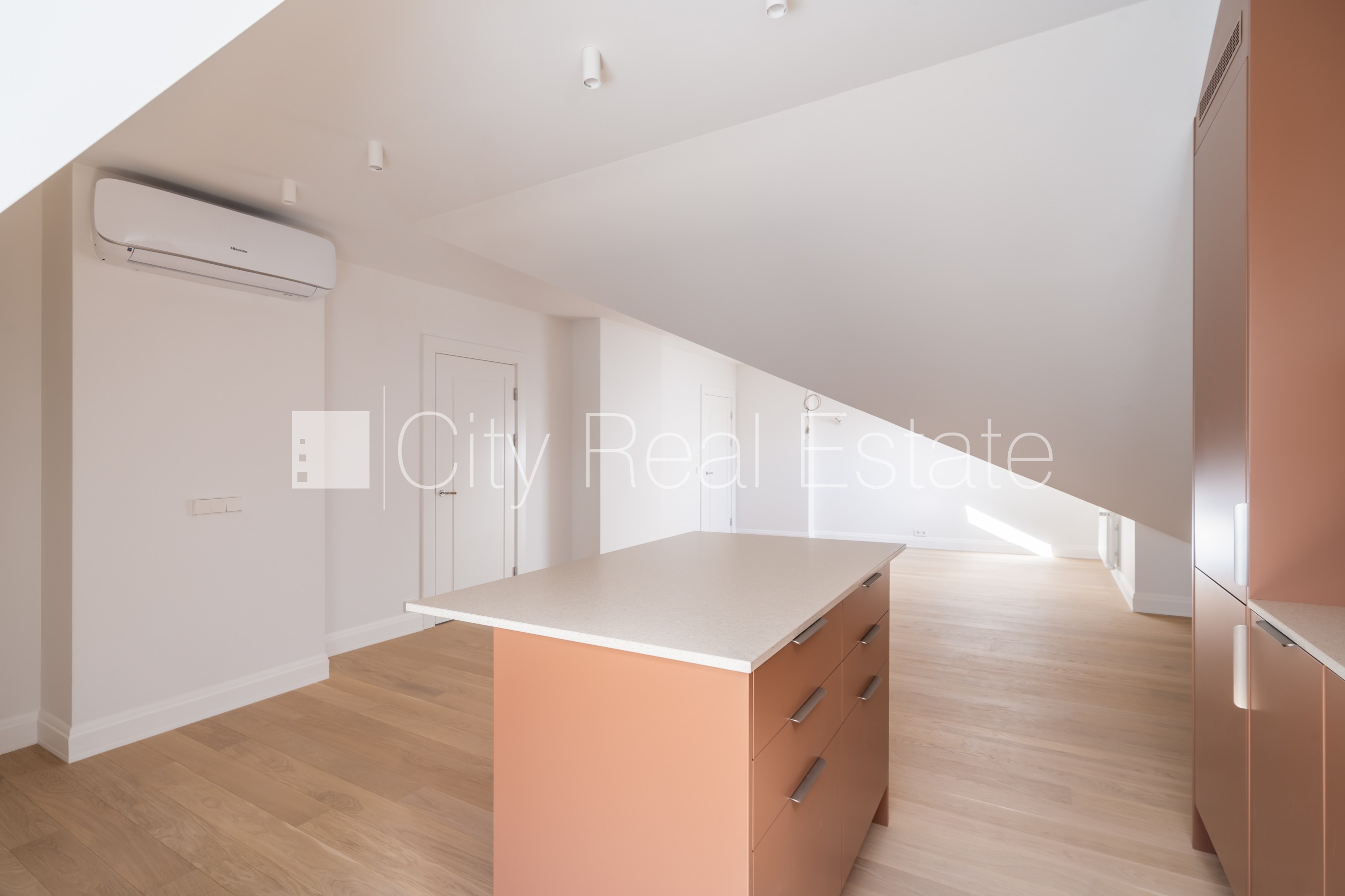 Sludinājumi. Fasādes māja, renovēta māja, labiekārtots apzaļumots pagalms, slēgts pagalms, ieeja no ielas, Cena: 355060 EUR Foto #5