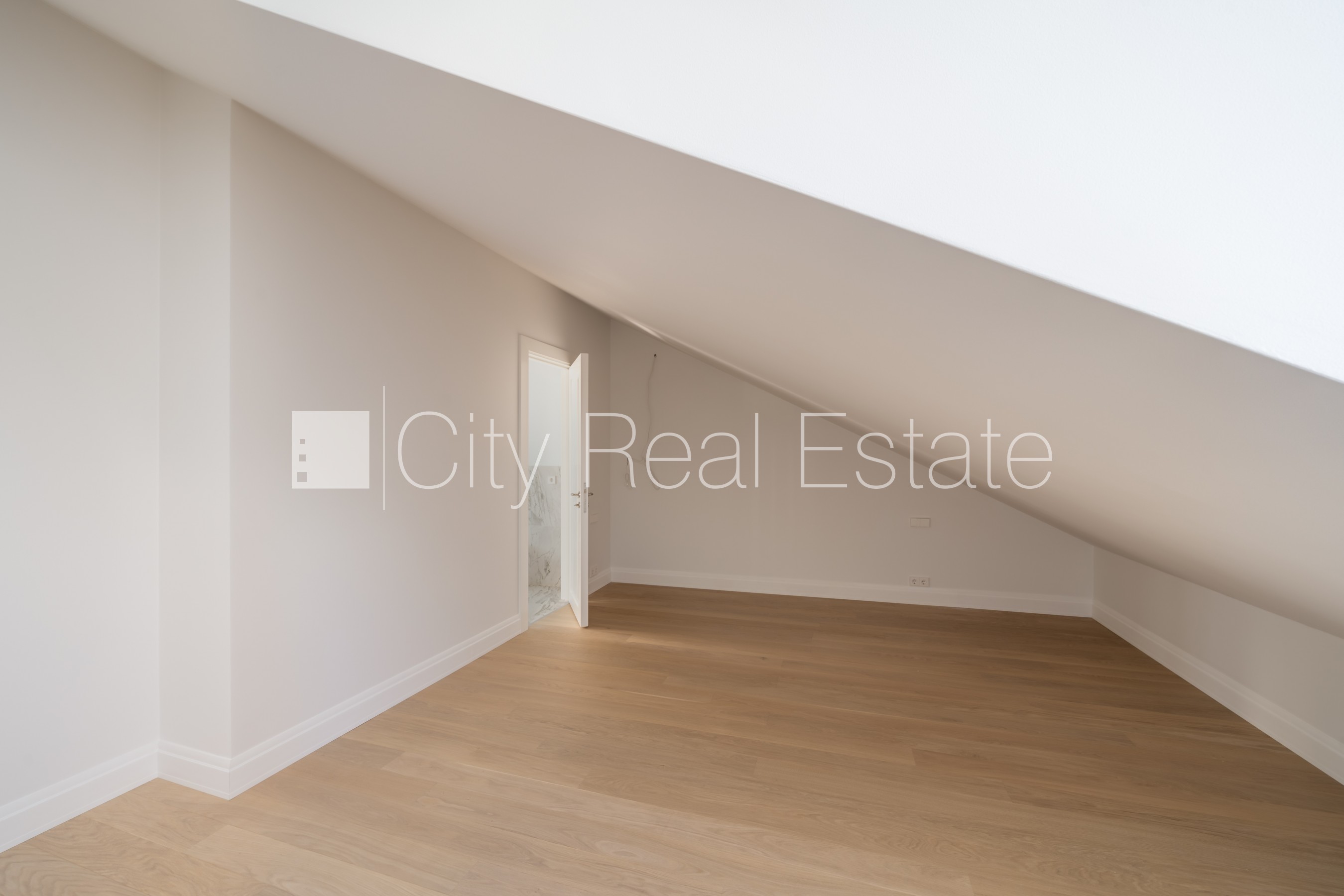 Sludinājumi. Fasādes māja, renovēta māja, labiekārtots apzaļumots pagalms, slēgts pagalms, ieeja no ielas, Cena: 355060 EUR Foto #24