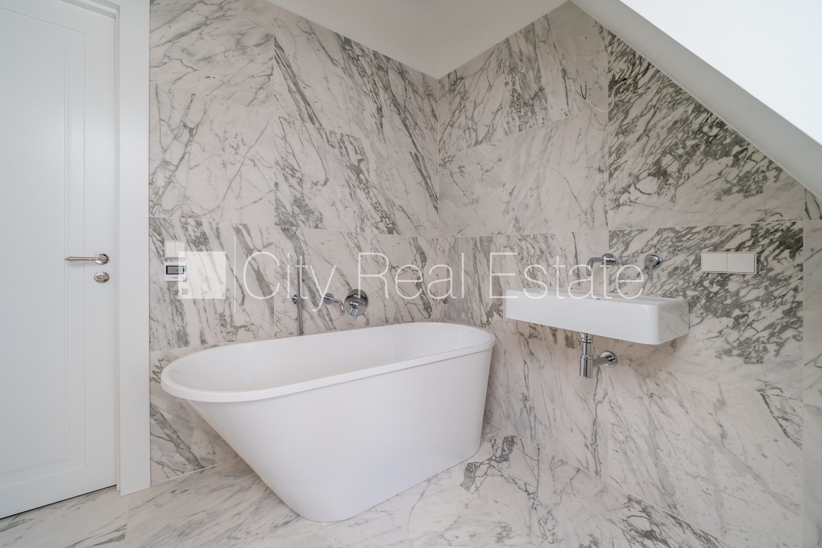 Sludinājumi. Fasādes māja, renovēta māja, labiekārtots apzaļumots pagalms, slēgts pagalms, ieeja no ielas, Cena: 355060 EUR Foto #14