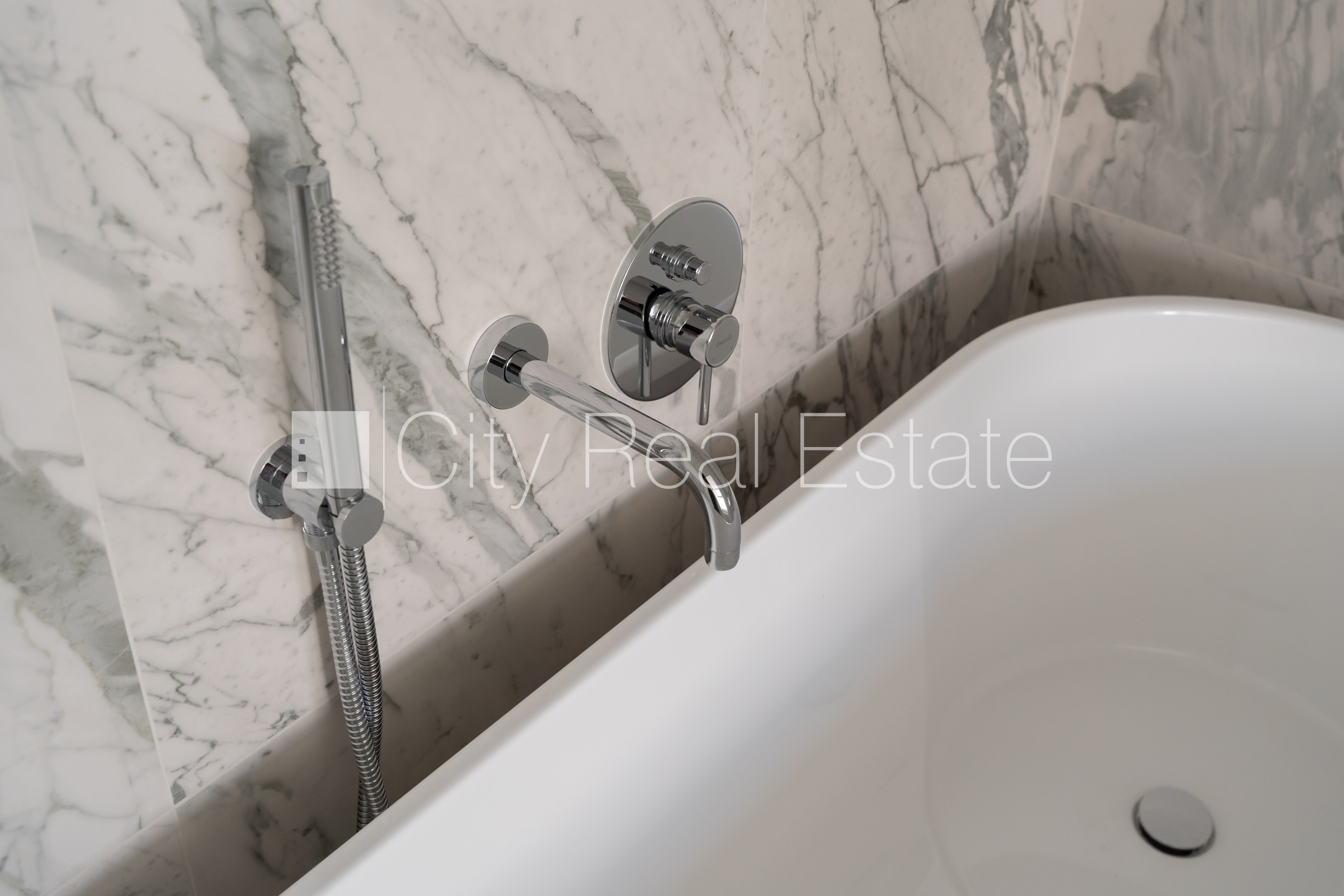 Sludinājumi. Fasādes māja, renovēta māja, labiekārtots apzaļumots pagalms, slēgts pagalms, ieeja no ielas, Cena: 355060 EUR Foto #15