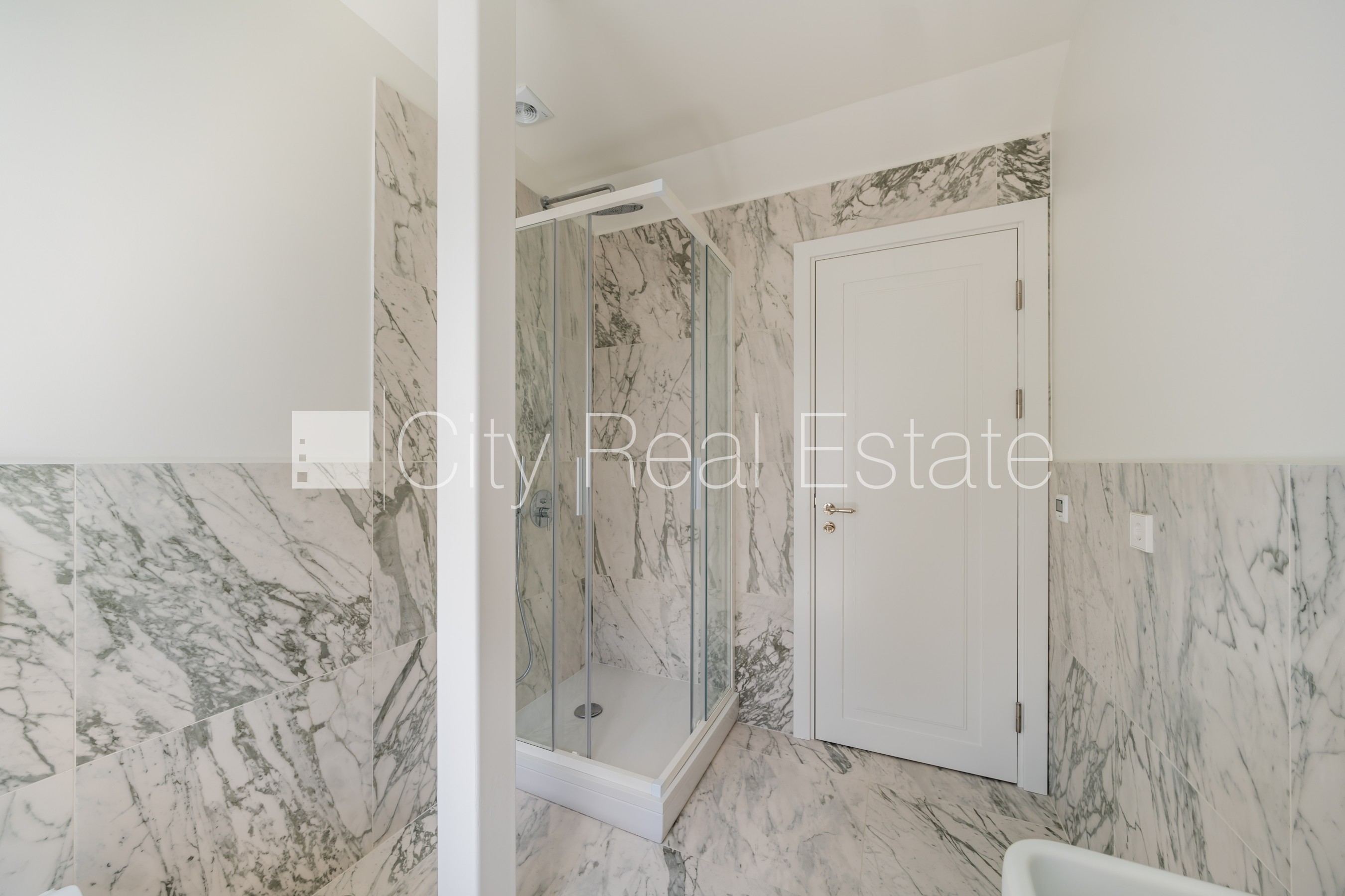 Sludinājumi. Fasādes māja, renovēta māja, labiekārtots apzaļumots pagalms, slēgts pagalms, ieeja no ielas, Cena: 355060 EUR Foto #20