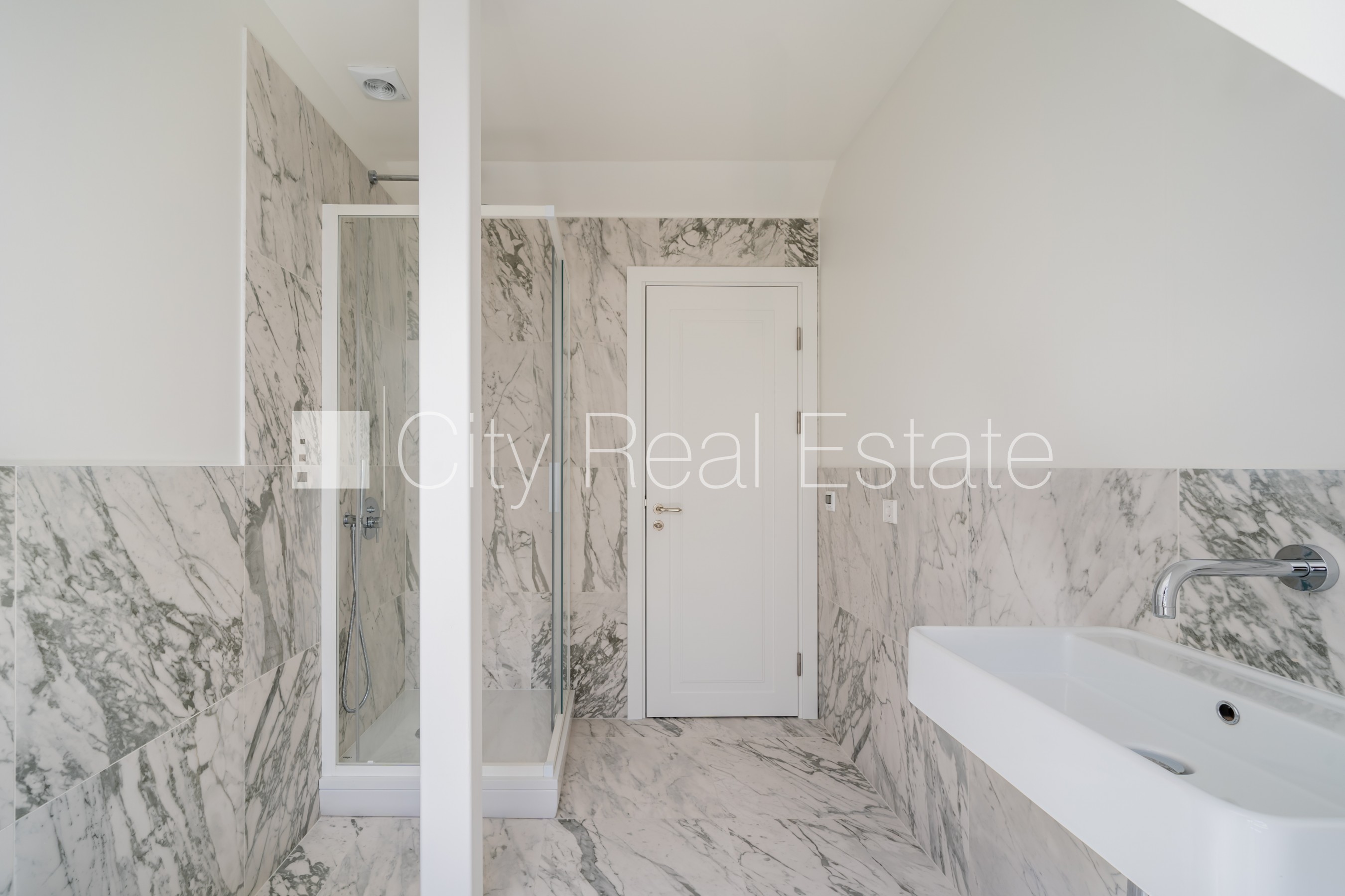 Sludinājumi. Fasādes māja, renovēta māja, labiekārtots apzaļumots pagalms, slēgts pagalms, ieeja no ielas, Cena: 355060 EUR Foto #19