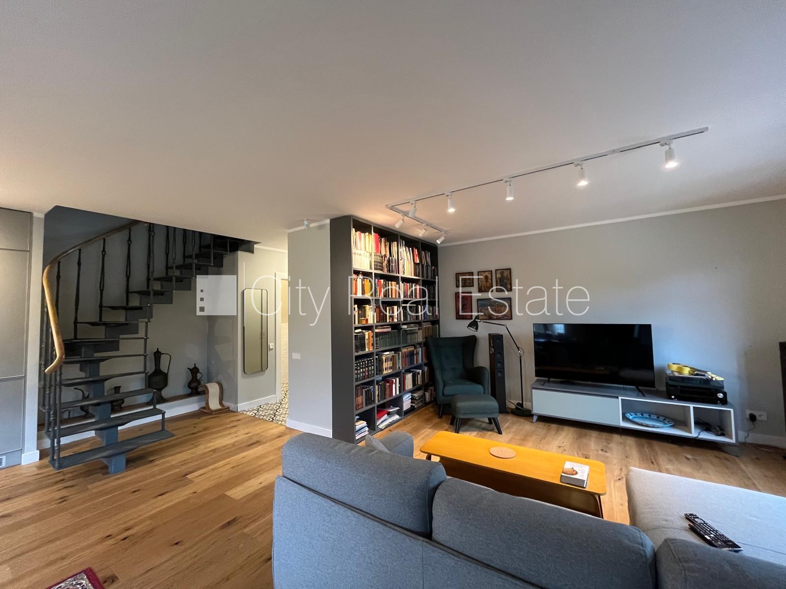 Sludinājumi. Jaunceltne, zaļā teritorija, labiekārtota apzaļumota teritorija, labiekārtots apzaļumots pagalms, Cena: 1950 EUR/mēn Foto #2