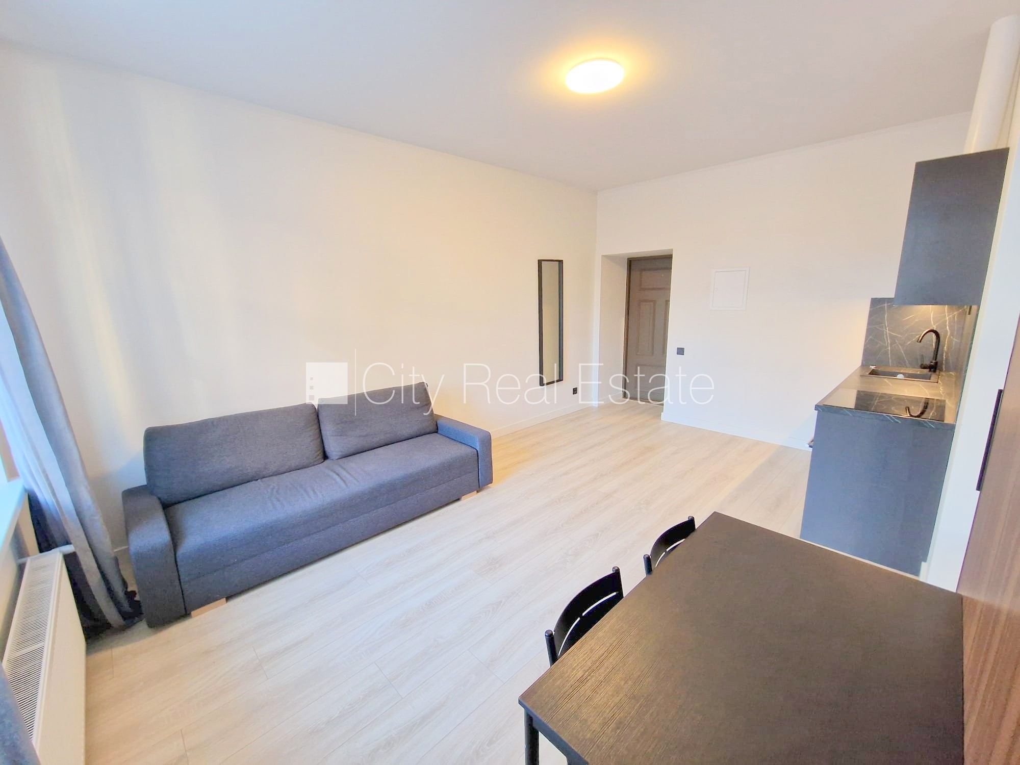 Sludinājumi. Fasādes māja, renovēta māja, slēgts pagalms, ieeja no ielas, ir lifts, kāpņu telpa pēc kapitālā Cena: 470 EUR/mēn Foto #4