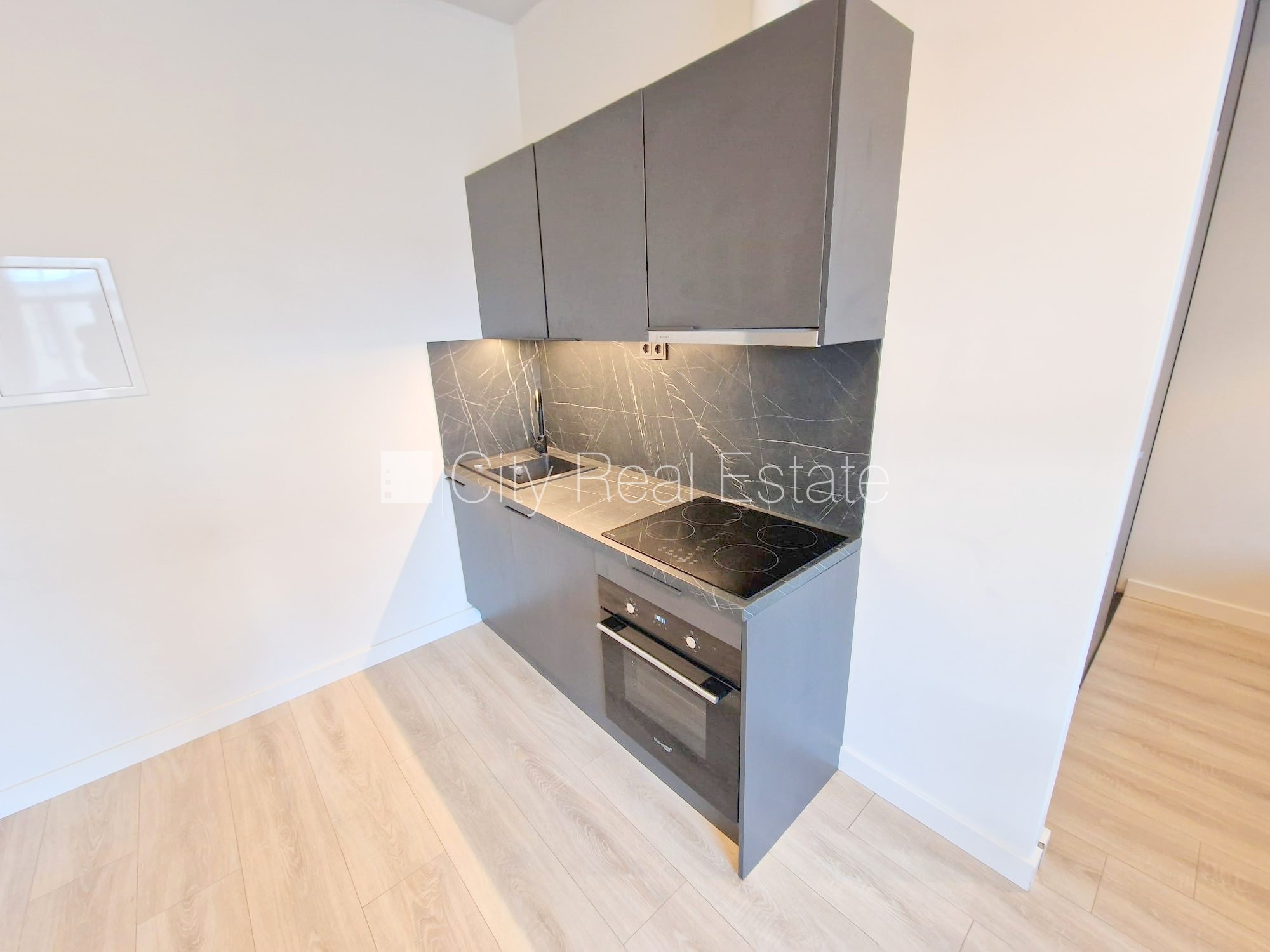 Sludinājumi. Fasādes māja, renovēta māja, slēgts pagalms, ieeja no ielas, ir lifts, kāpņu telpa pēc kapitālā Cena: 470 EUR/mēn Foto #5