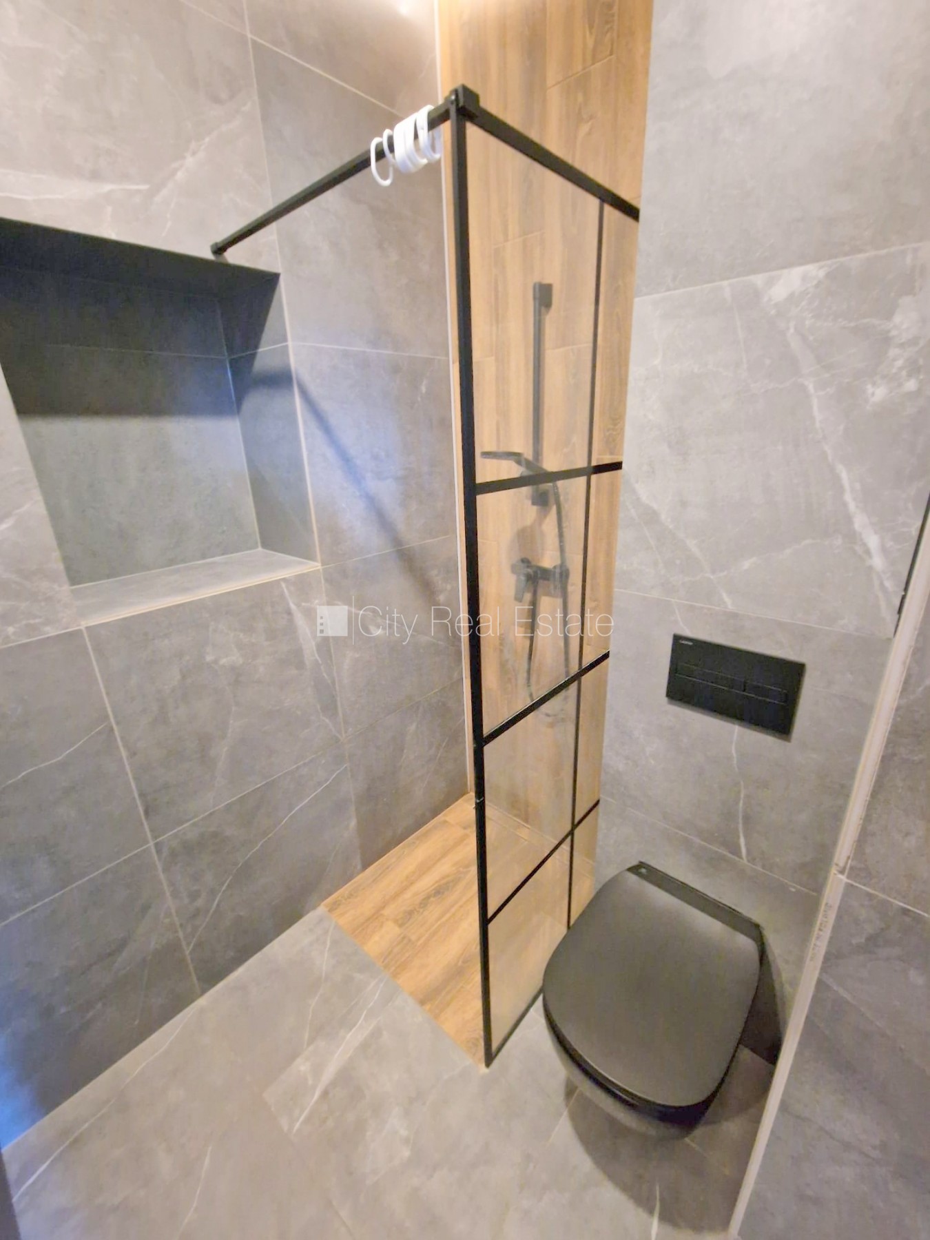 Sludinājumi. Fasādes māja, renovēta māja, slēgts pagalms, ieeja no ielas, ir lifts, kāpņu telpa pēc kapitālā Cena: 470 EUR/mēn Foto #16