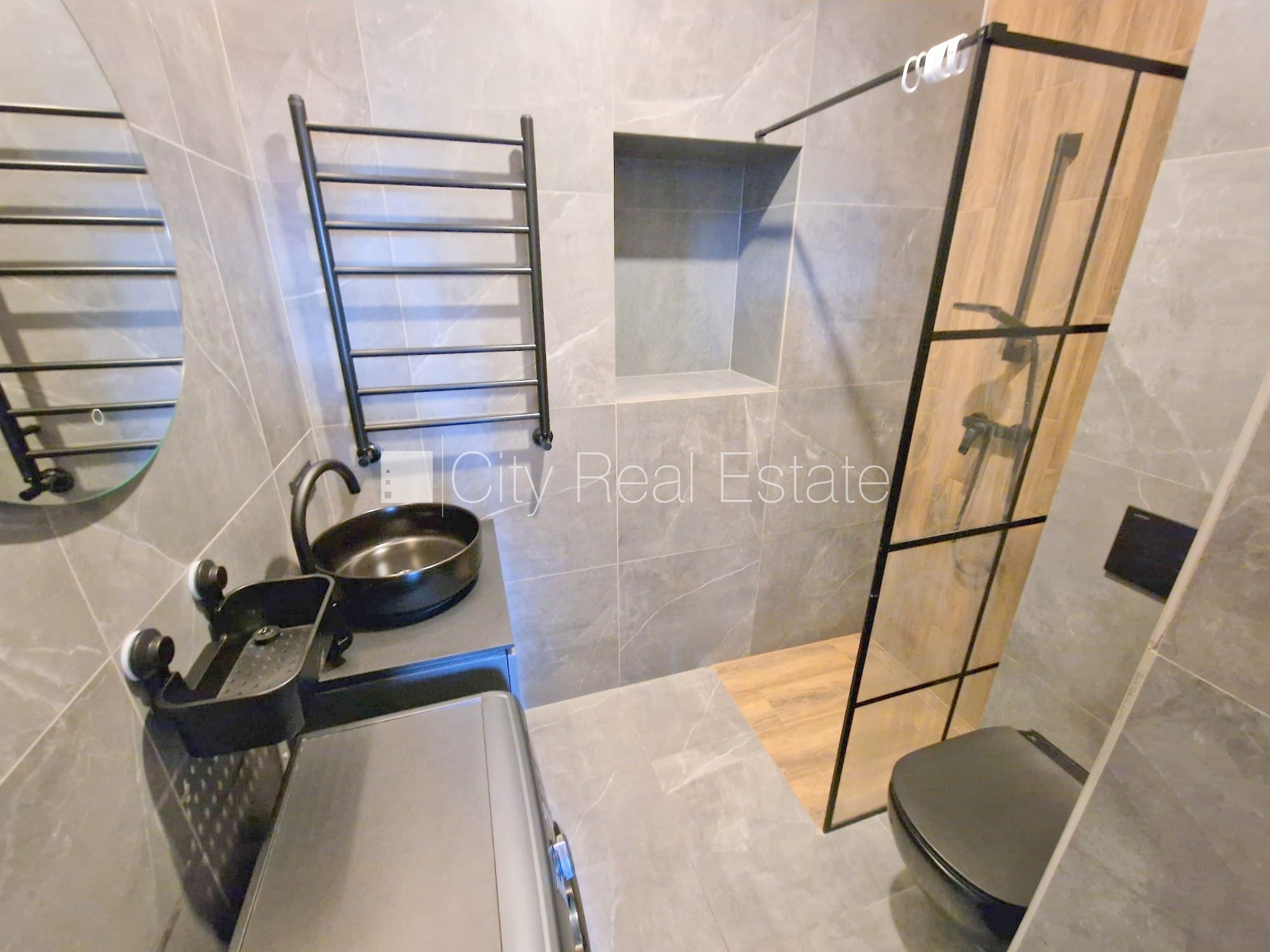 Sludinājumi. Fasādes māja, renovēta māja, slēgts pagalms, ieeja no ielas, ir lifts, kāpņu telpa pēc kapitālā Cena: 470 EUR/mēn Foto #15