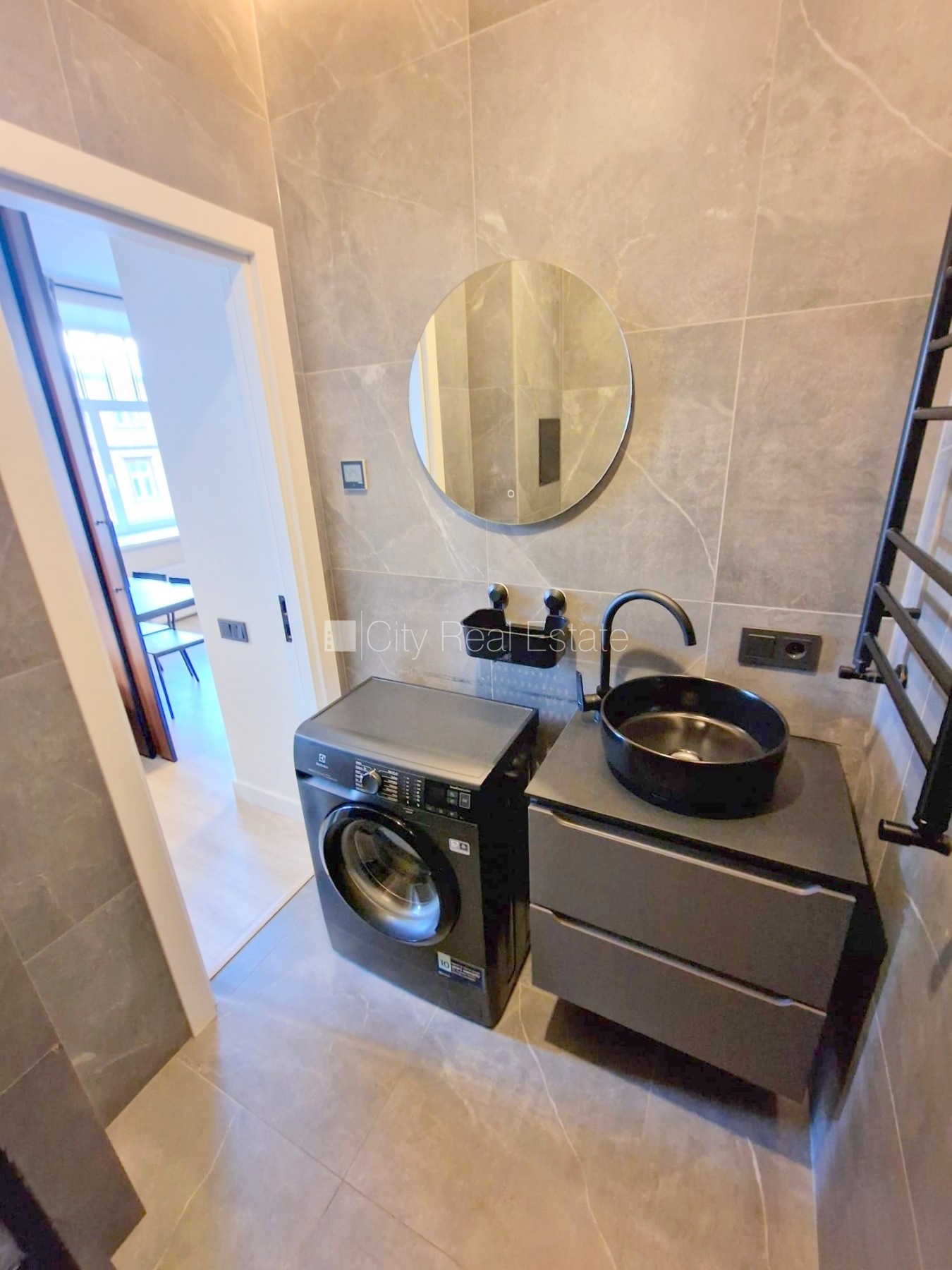 Sludinājumi. Fasādes māja, renovēta māja, slēgts pagalms, ieeja no ielas, ir lifts, kāpņu telpa pēc kapitālā Cena: 470 EUR/mēn Foto #14