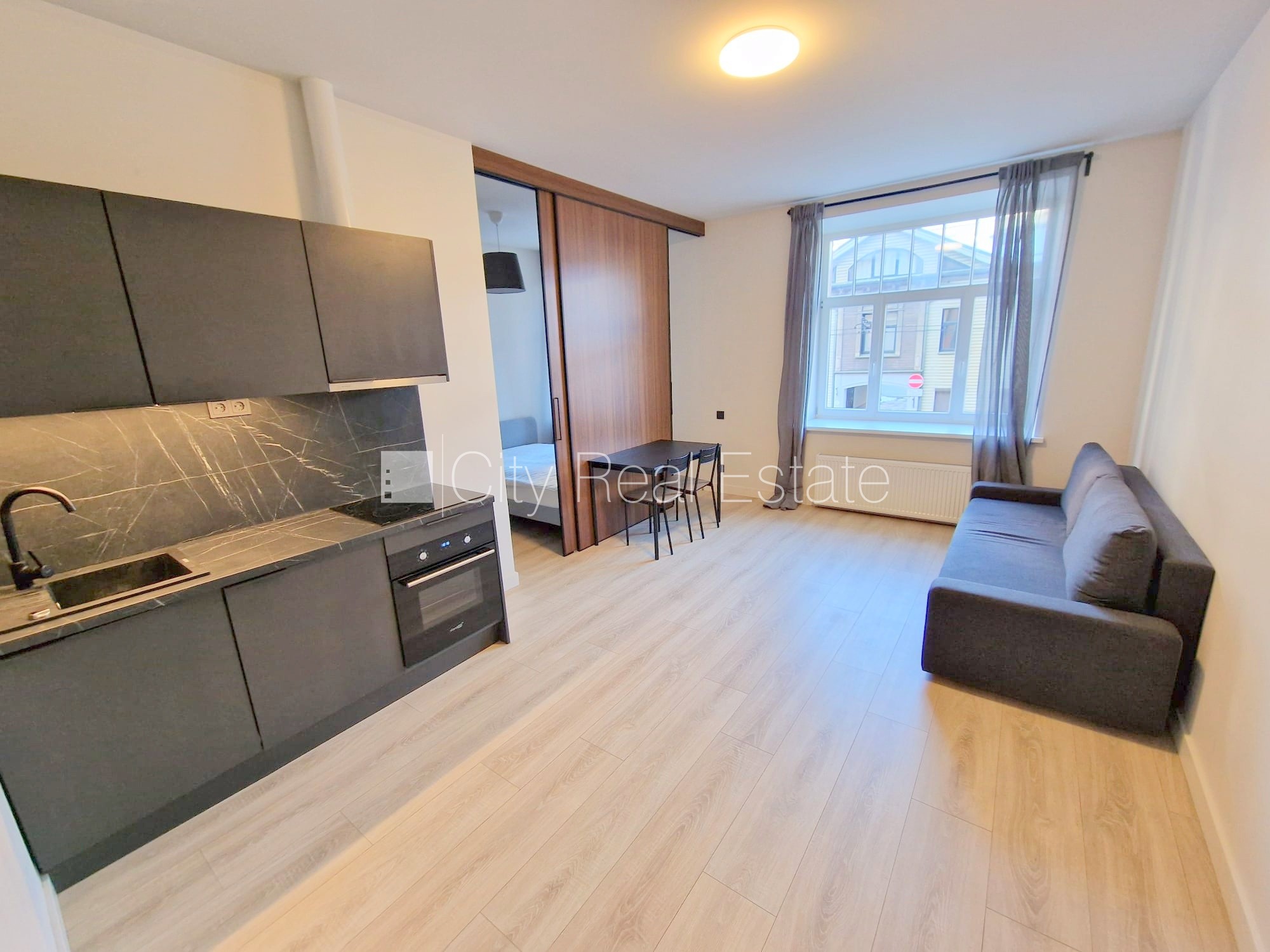 Sludinājumi. Fasādes māja, renovēta māja, slēgts pagalms, ieeja no ielas, ir lifts, kāpņu telpa pēc kapitālā Cena: 470 EUR/mēn Foto #1