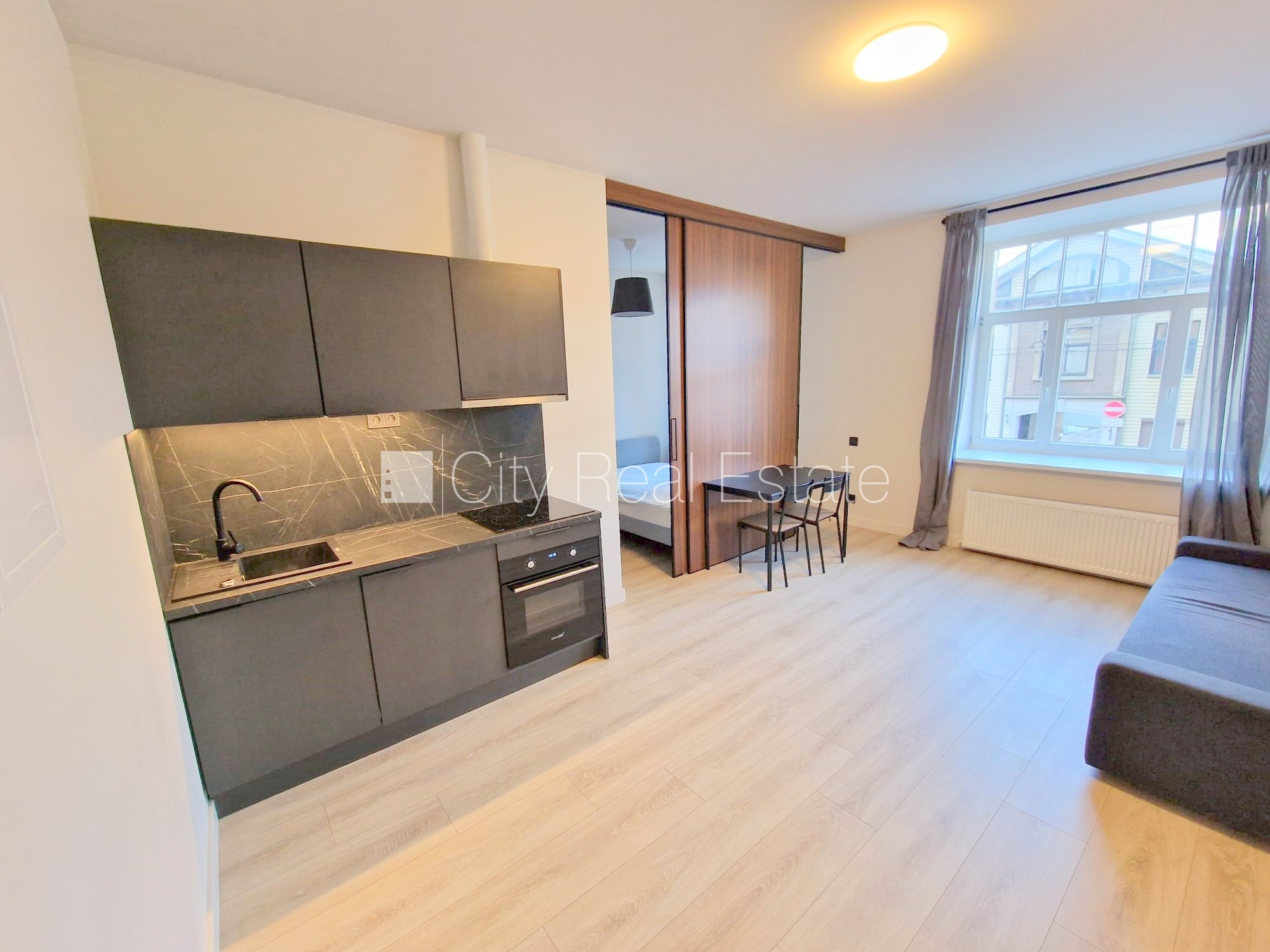 Sludinājumi. Fasādes māja, renovēta māja, slēgts pagalms, ieeja no ielas, ir lifts, kāpņu telpa pēc kapitālā Cena: 470 EUR/mēn Foto #2