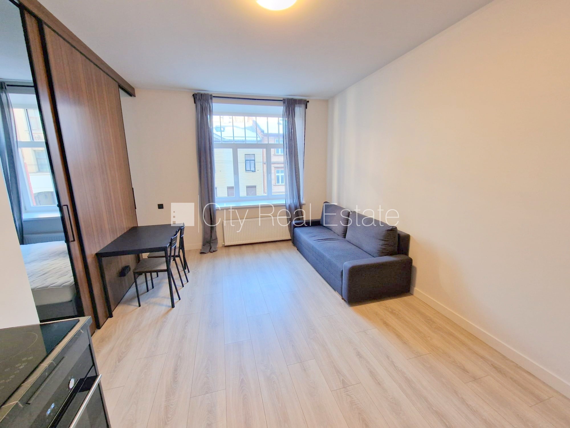 Sludinājumi. Fasādes māja, renovēta māja, slēgts pagalms, ieeja no ielas, ir lifts, kāpņu telpa pēc kapitālā Cena: 470 EUR/mēn Foto #3