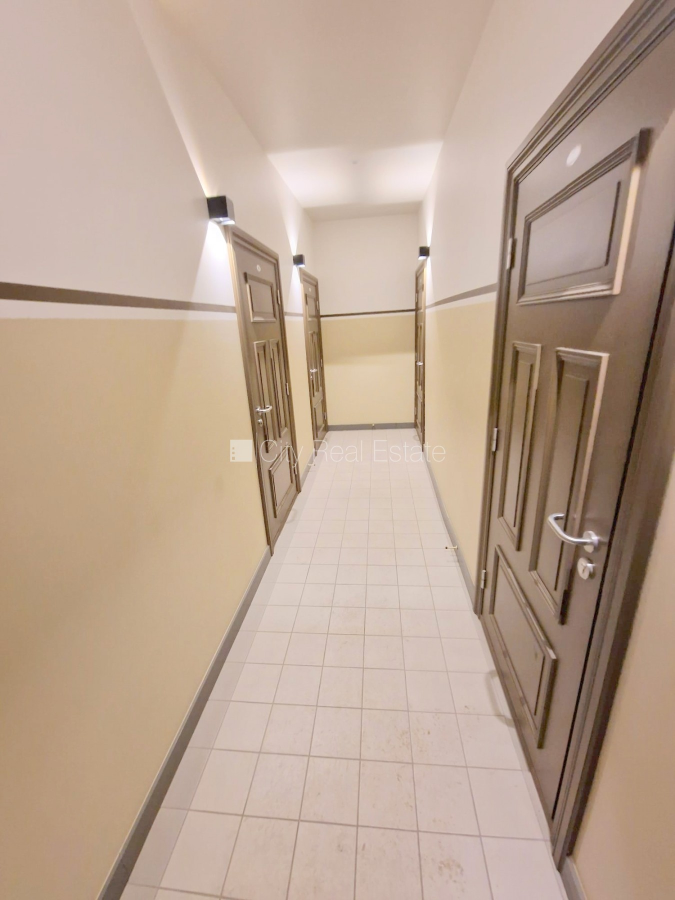 Sludinājumi. Fasādes māja, renovēta māja, slēgts pagalms, ieeja no ielas, ir lifts, kāpņu telpa pēc kapitālā Cena: 470 EUR/mēn Foto #19