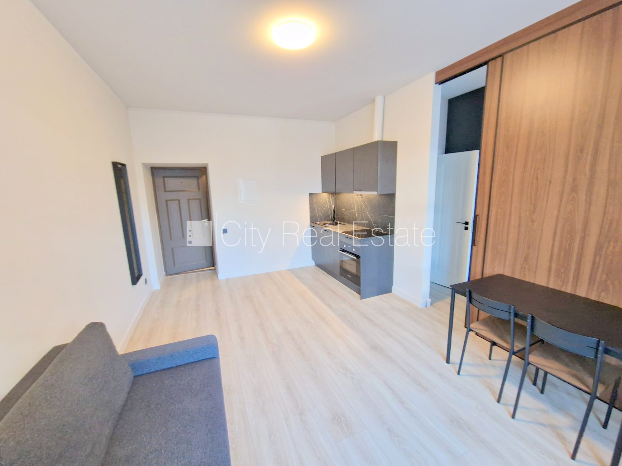 Sludinājumi. Fasādes māja, renovēta māja, slēgts pagalms, ieeja no ielas, ir lifts, kāpņu telpa pēc kapitālā Cena: 470 EUR/mēn Foto #6