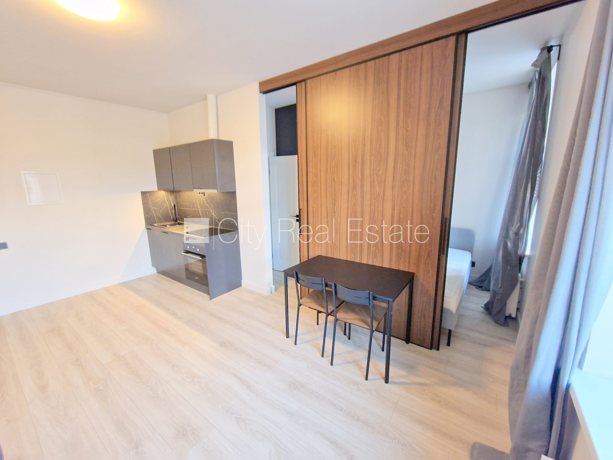 Sludinājumi. Fasādes māja, renovēta māja, slēgts pagalms, ieeja no ielas, ir lifts, kāpņu telpa pēc kapitālā Cena: 470 EUR/mēn Foto #7