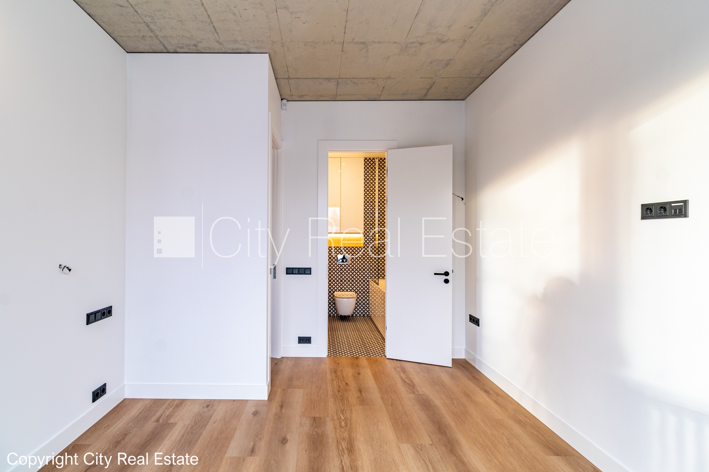 Sludinājumi. Jaunceltne, labiekārtots apzaļumots pagalms, bruģēts piebraucamais ceļš, slēgts pagalms, Cena: 350000 EUR Foto #15