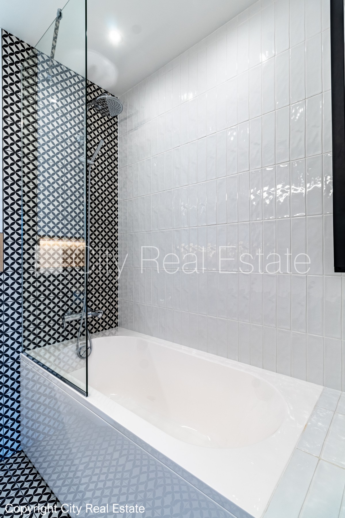 Sludinājumi. Jaunceltne, labiekārtots apzaļumots pagalms, bruģēts piebraucamais ceļš, slēgts pagalms, Cena: 350000 EUR Foto #17