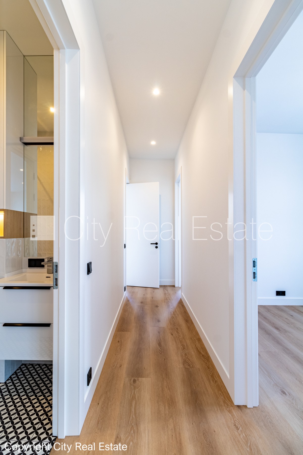 Sludinājumi. Jaunceltne, labiekārtots apzaļumots pagalms, bruģēts piebraucamais ceļš, slēgts pagalms, Cena: 350000 EUR Foto #7