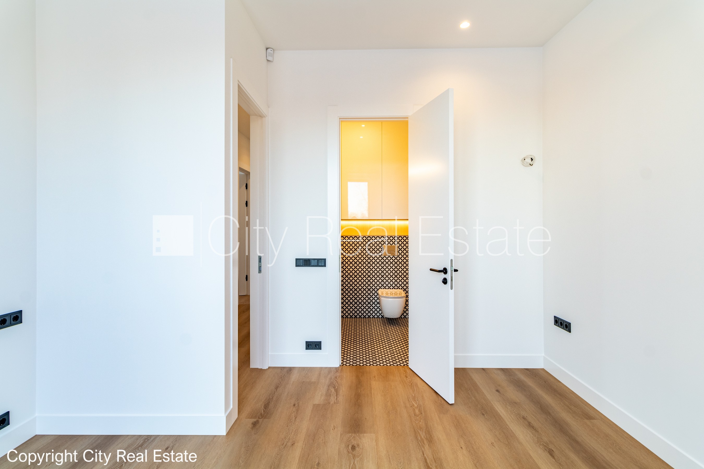 Sludinājumi. Jaunceltne, zaļā teritorija, iežogota teritorija, iežogota teritorija ar metāla sētu, teritorijas Cena: 275000 EUR Foto #15