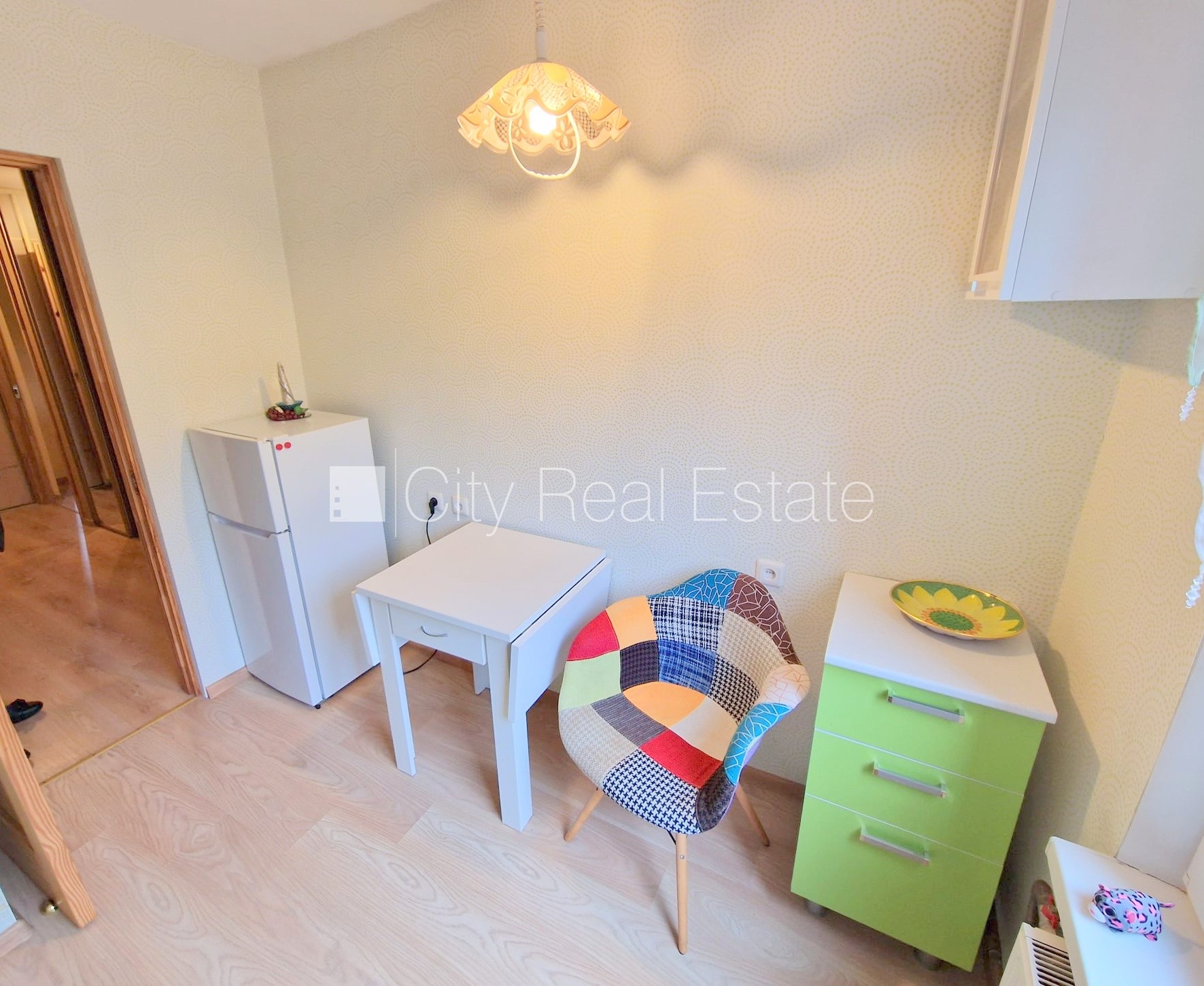 Объявление. Земля в собственности, вход с улицы, лестничная клетка без ремонта, лоджия, окна выходят в обе Цена: 85000 EUR Foto #8