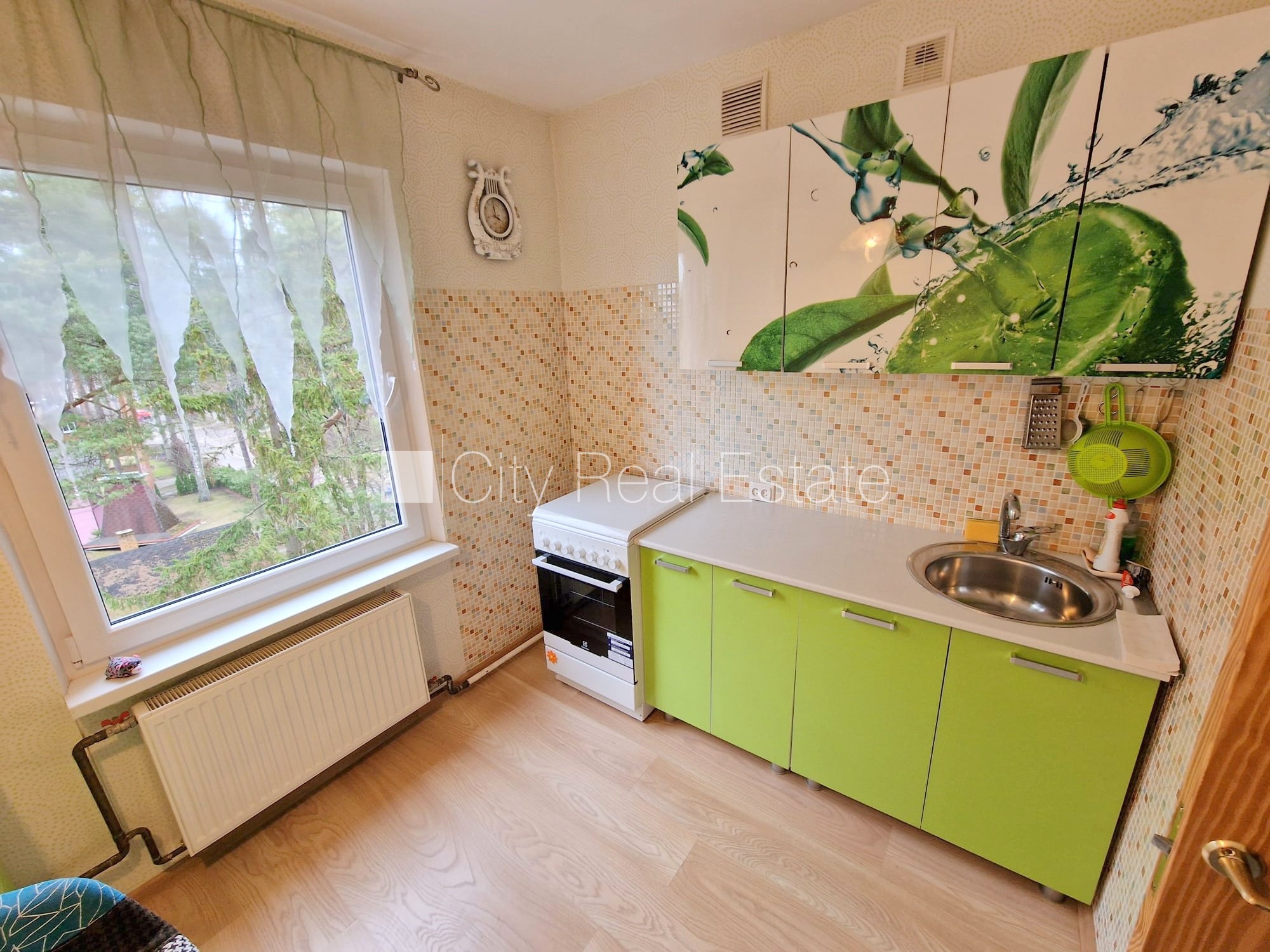 Объявление. Земля в собственности, вход с улицы, лестничная клетка без ремонта, лоджия, окна выходят в обе Цена: 85000 EUR Foto #7