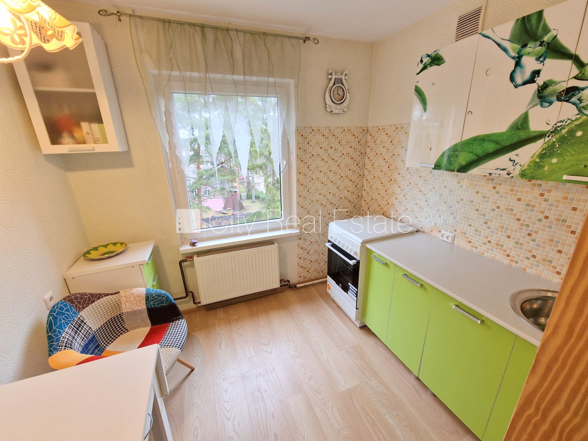 Объявление. Земля в собственности, вход с улицы, лестничная клетка без ремонта, лоджия, окна выходят в обе Цена: 85000 EUR Foto #6