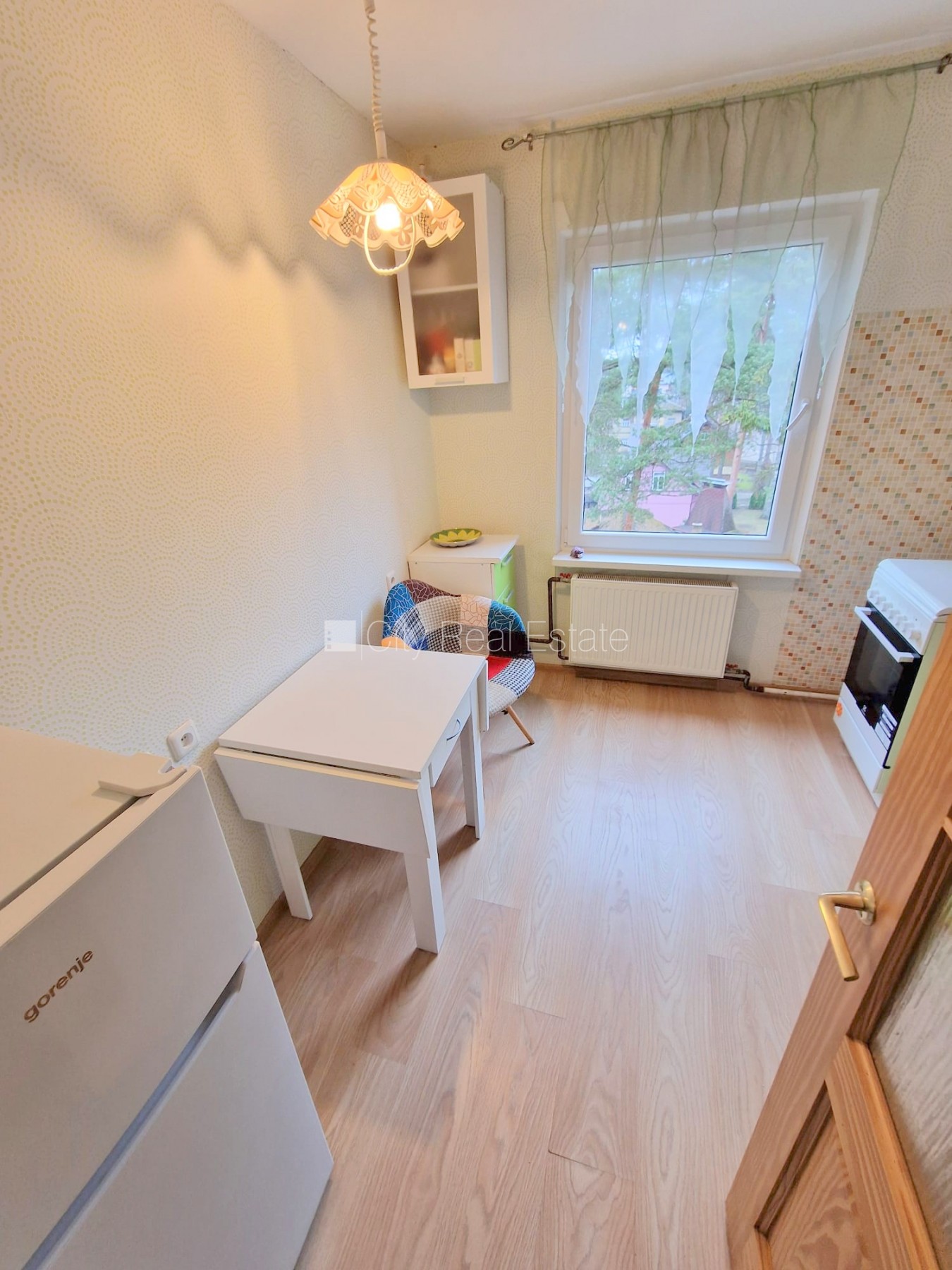 Объявление. Земля в собственности, вход с улицы, лестничная клетка без ремонта, лоджия, окна выходят в обе Цена: 85000 EUR Foto #9