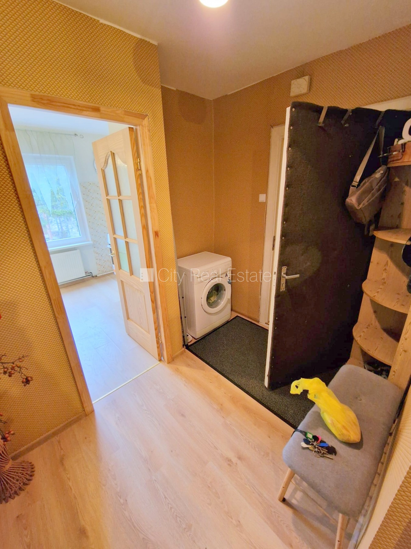 Объявление. Земля в собственности, вход с улицы, лестничная клетка без ремонта, лоджия, окна выходят в обе Цена: 85000 EUR Foto #10