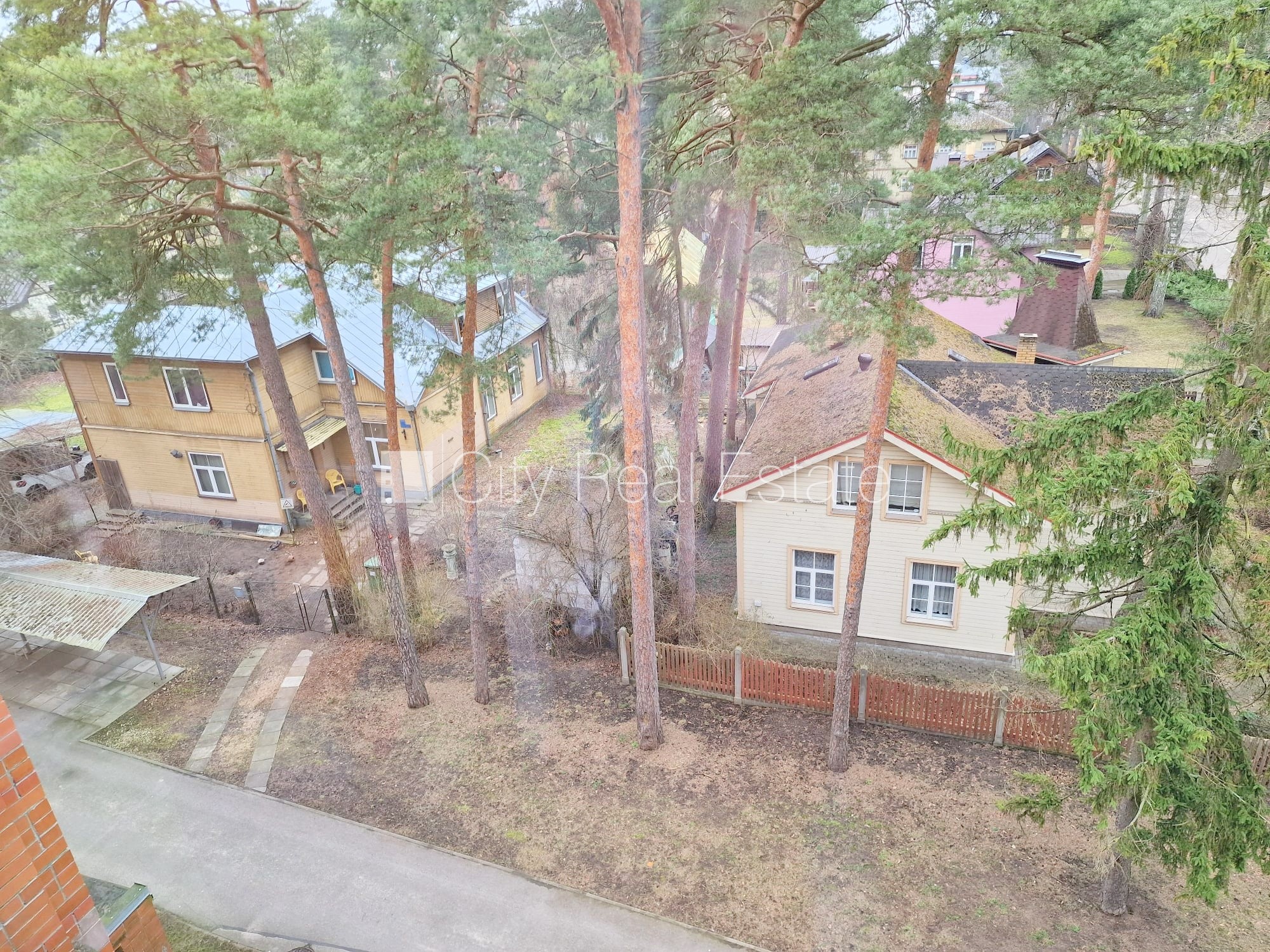 Объявление. Земля в собственности, вход с улицы, лестничная клетка без ремонта, лоджия, окна выходят в обе Цена: 85000 EUR Foto #5