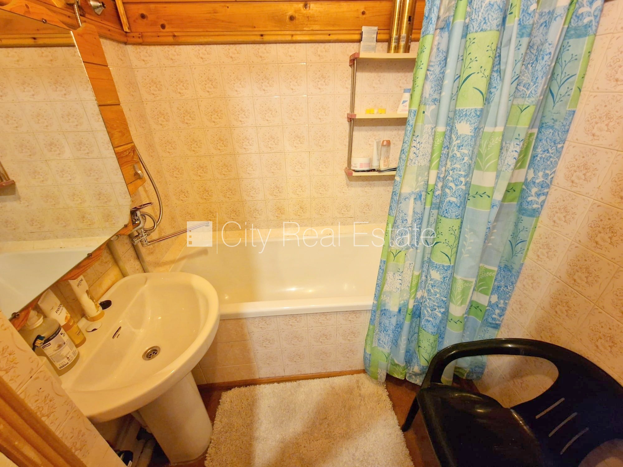 Объявление. Земля в собственности, вход с улицы, лестничная клетка без ремонта, лоджия, окна выходят в обе Цена: 85000 EUR Foto #20