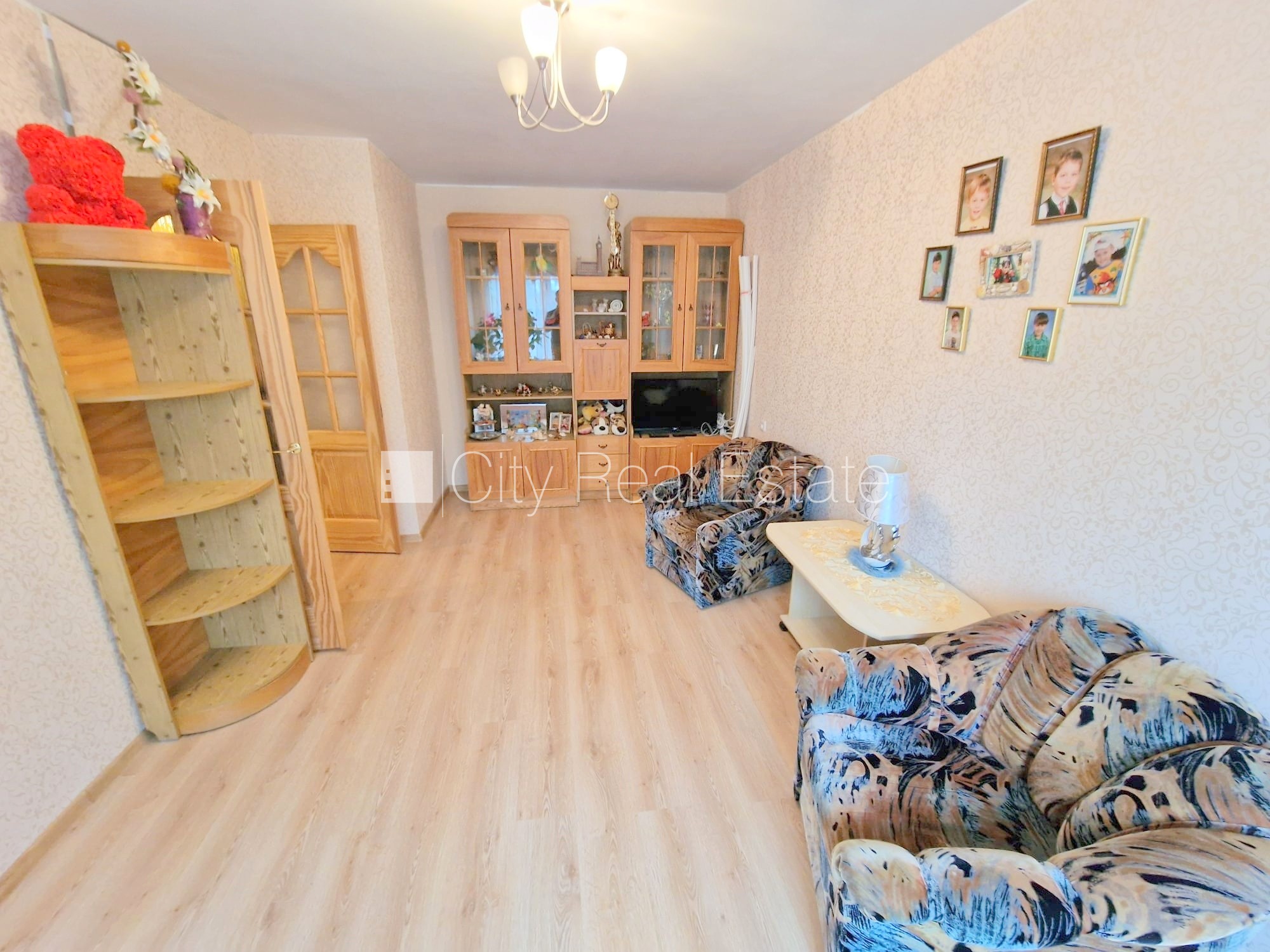 Объявление. Земля в собственности, вход с улицы, лестничная клетка без ремонта, лоджия, окна выходят в обе Цена: 85000 EUR Foto #3