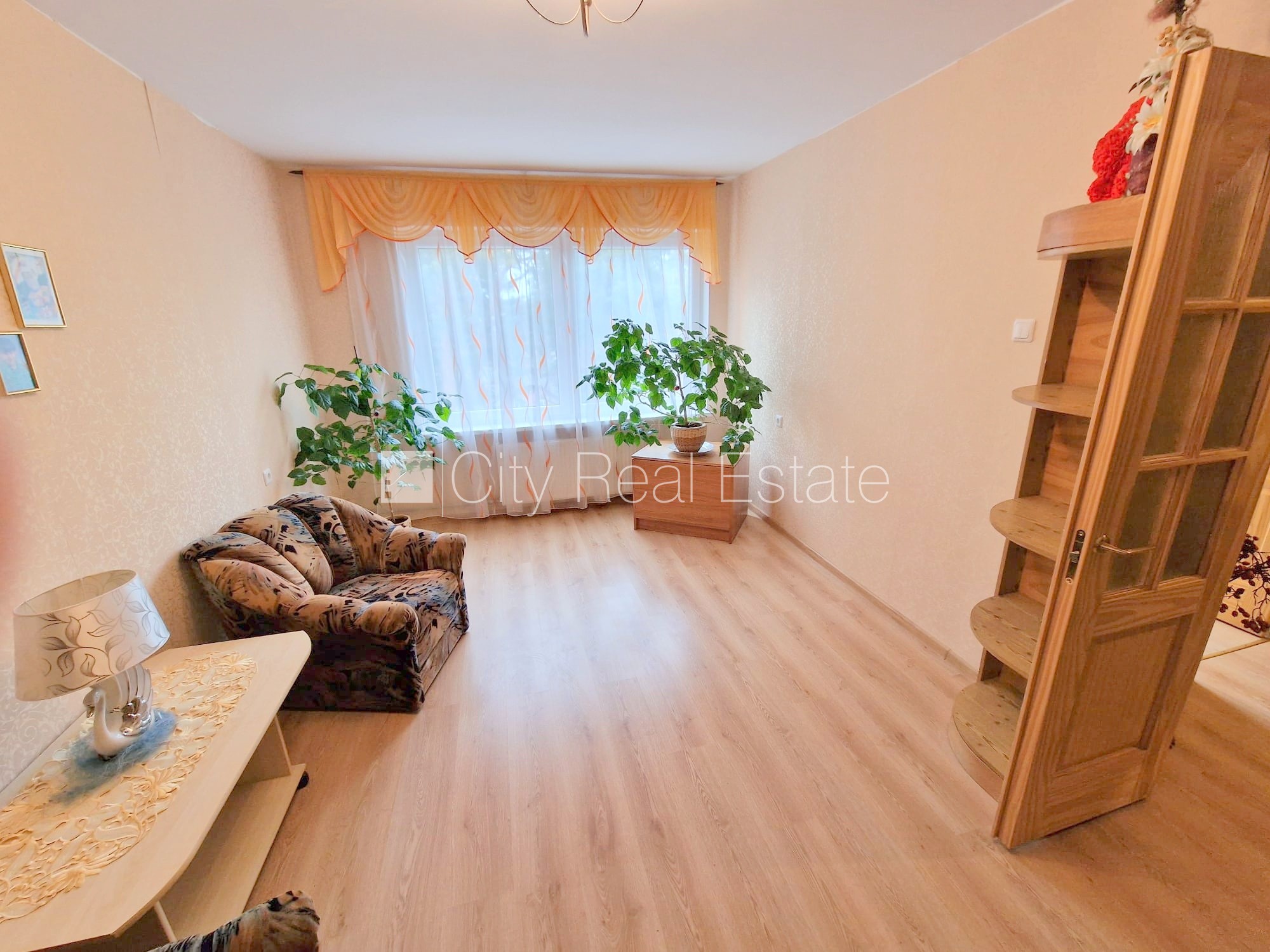 Объявление. Земля в собственности, вход с улицы, лестничная клетка без ремонта, лоджия, окна выходят в обе Цена: 85000 EUR Foto #1