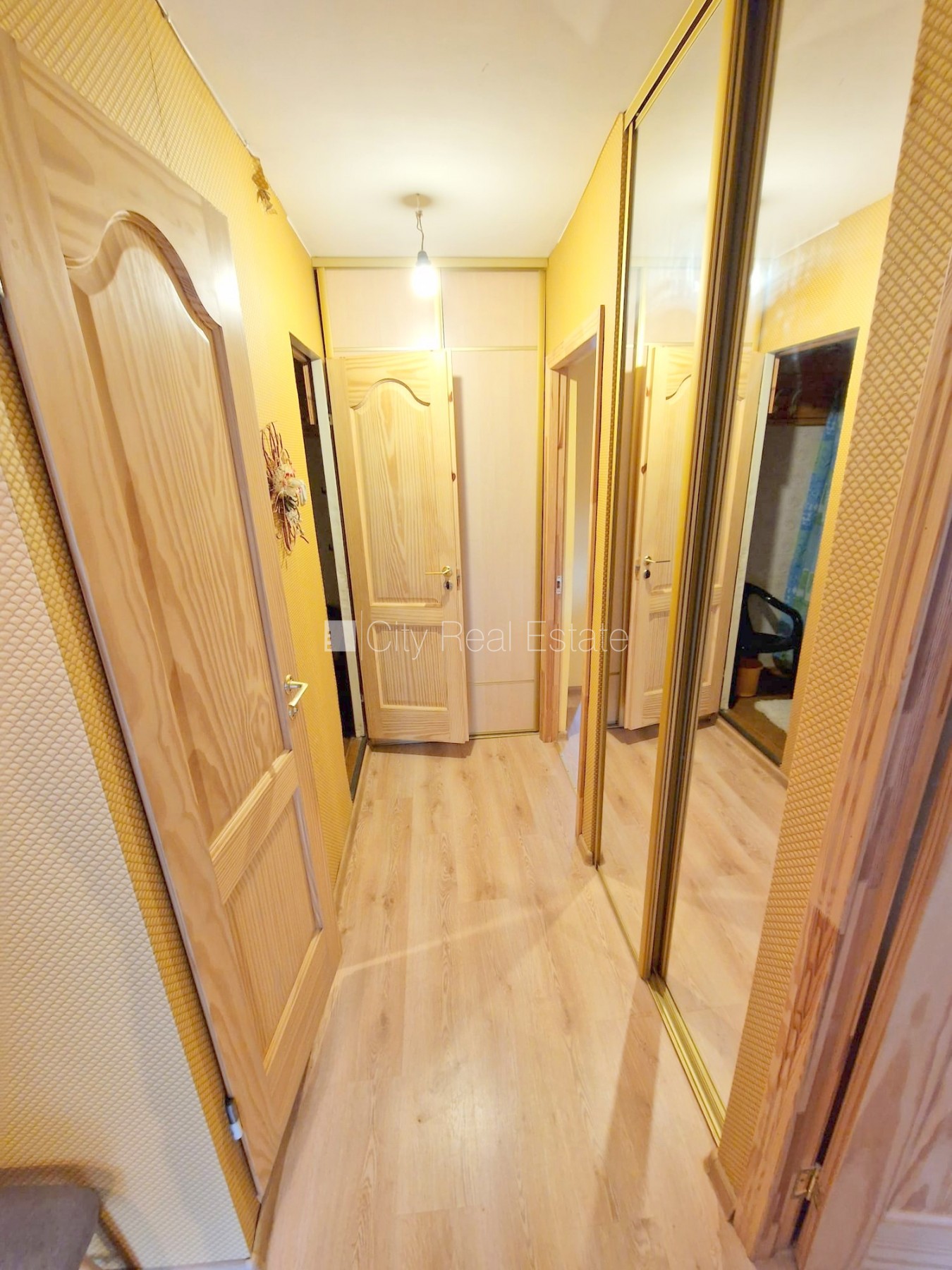 Объявление. Земля в собственности, вход с улицы, лестничная клетка без ремонта, лоджия, окна выходят в обе Цена: 85000 EUR Foto #11