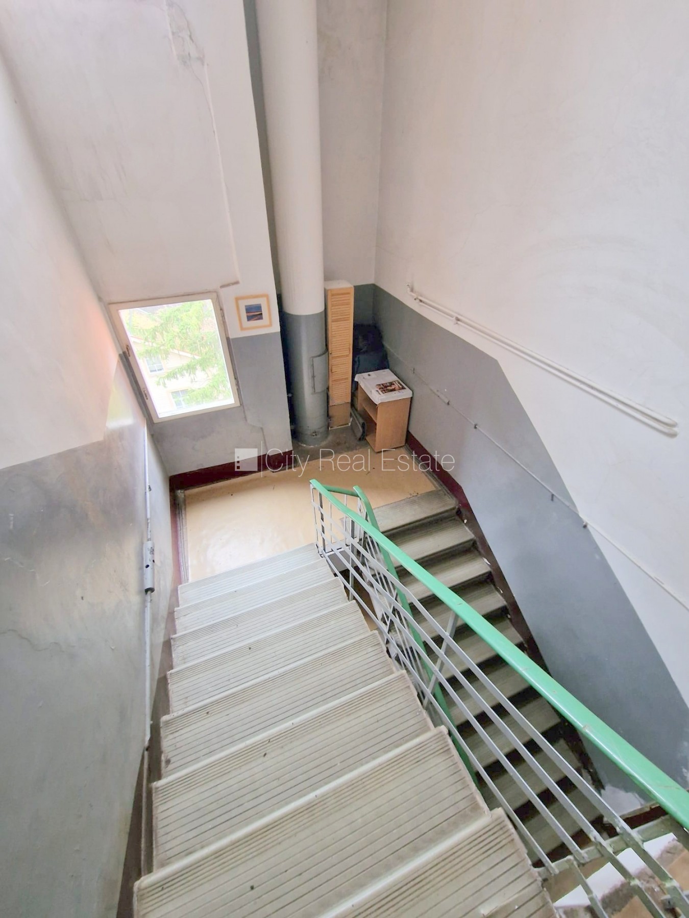 Объявление. Земля в собственности, вход с улицы, лестничная клетка без ремонта, лоджия, окна выходят в обе Цена: 85000 EUR Foto #24