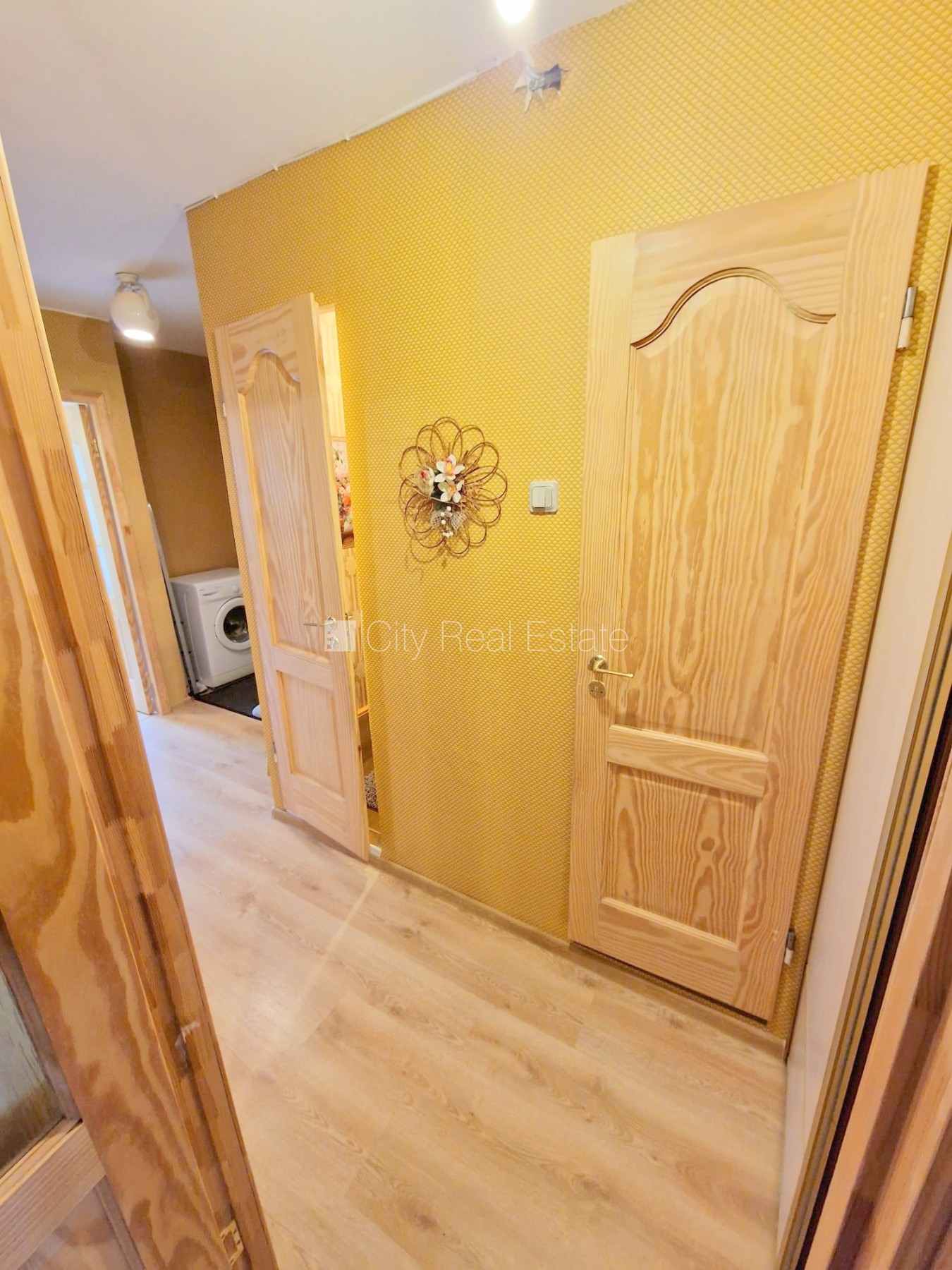 Объявление. Земля в собственности, вход с улицы, лестничная клетка без ремонта, лоджия, окна выходят в обе Цена: 85000 EUR Foto #19