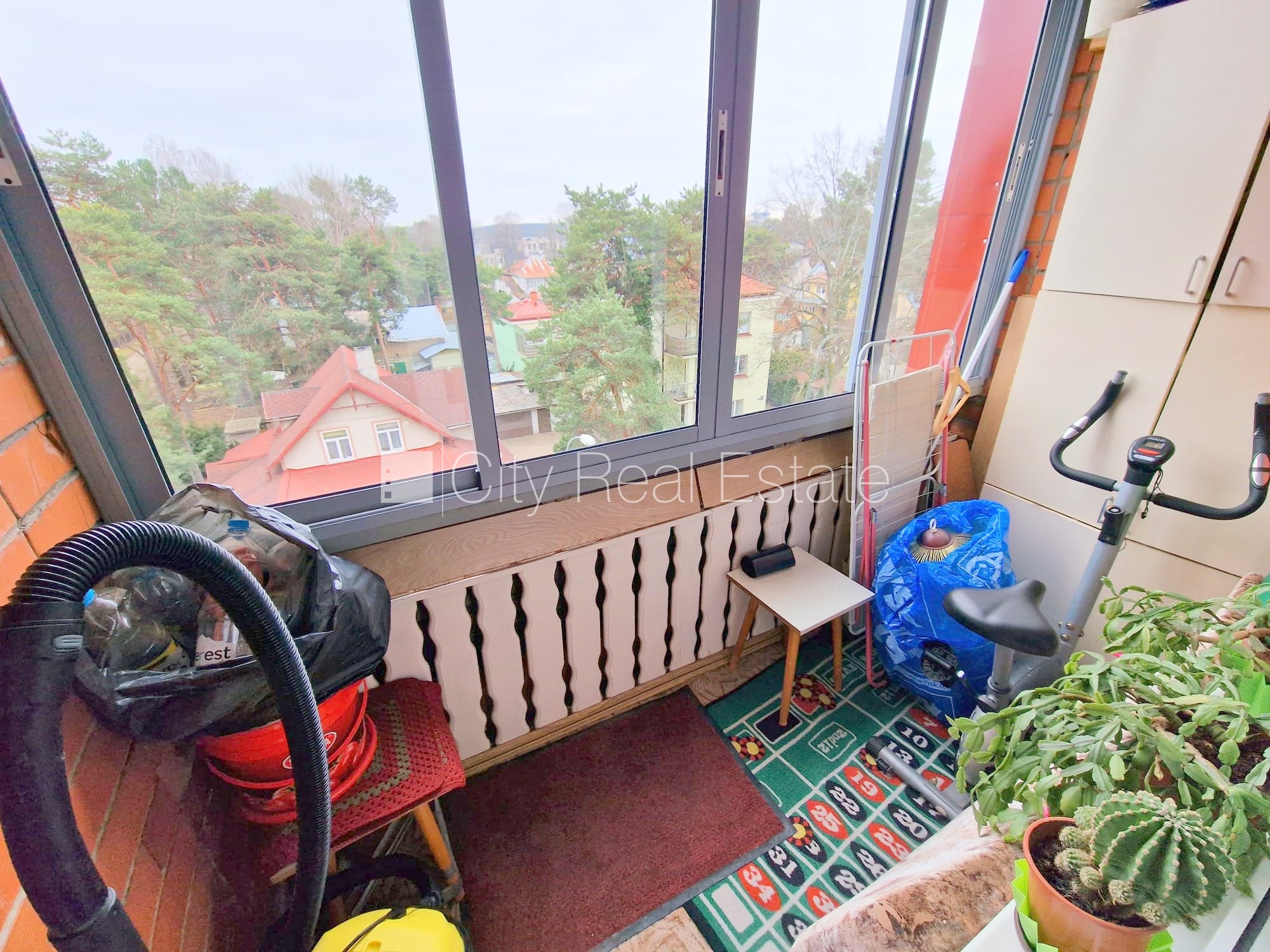 Объявление. Земля в собственности, вход с улицы, лестничная клетка без ремонта, лоджия, окна выходят в обе Цена: 85000 EUR Foto #17