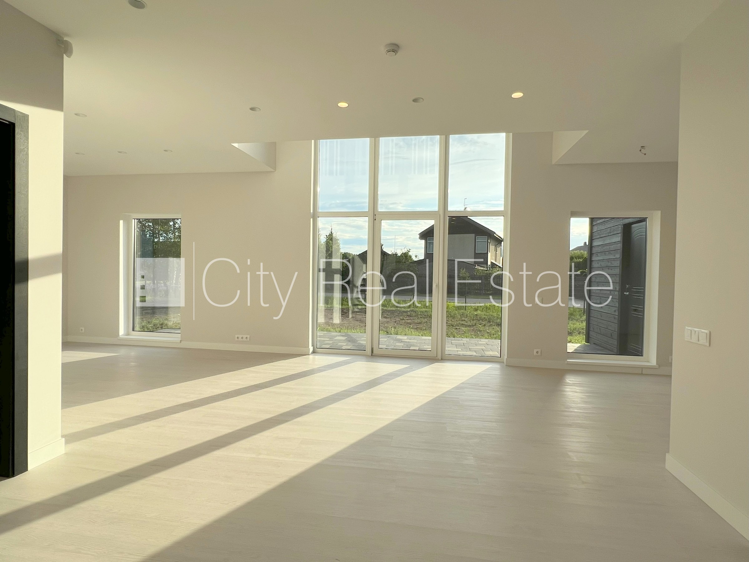 Sludinājumi. Privātmāja, energo efektīva māja, labiekārtota apzaļumota teritorija, bruģēts piebraucamais ceļš, Cena: 270000 EUR Foto #3